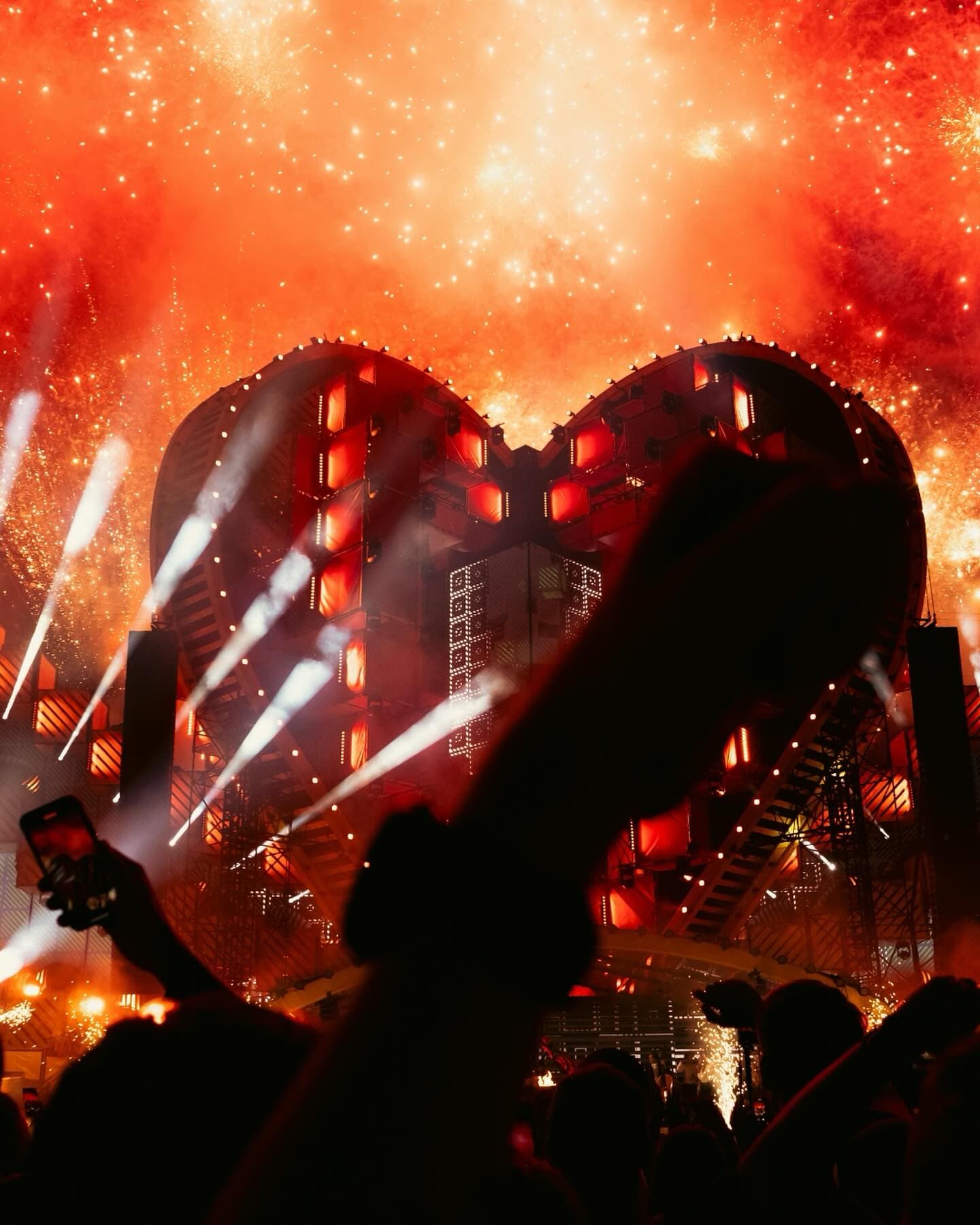 Our magical centerpiece, the ๐บ๐ฎ๐ถ๐ป๐๐๐ฎ๐ด๐ฒ โจ Home of the biggest EDM artist (3/7)