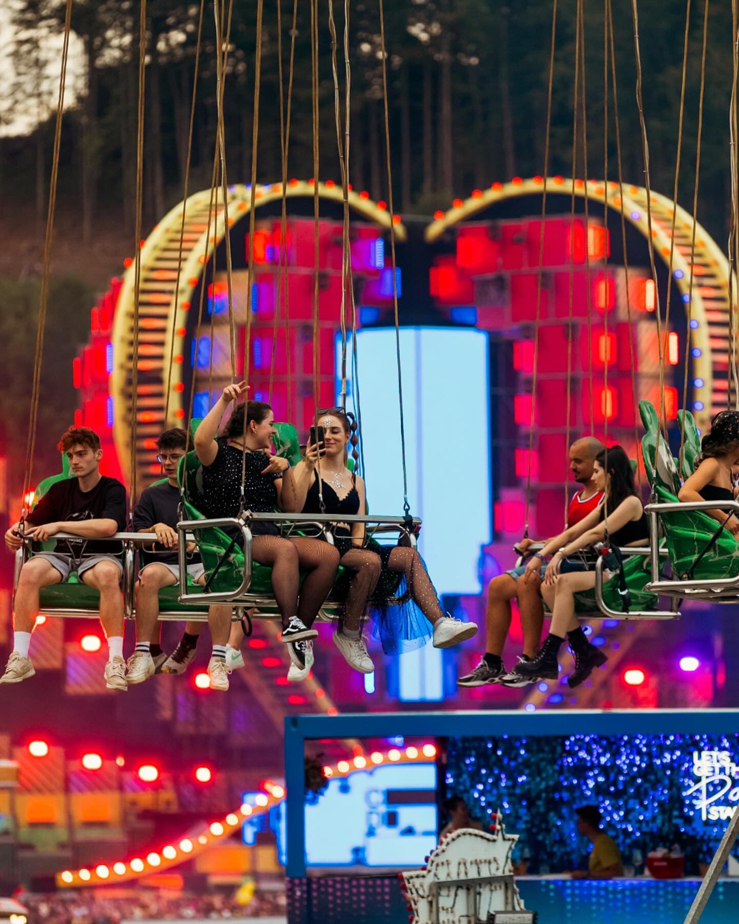 Our magical centerpiece, the ๐บ๐ฎ๐ถ๐ป๐๐๐ฎ๐ด๐ฒ โจ Home of the biggest EDM artist (5/7)