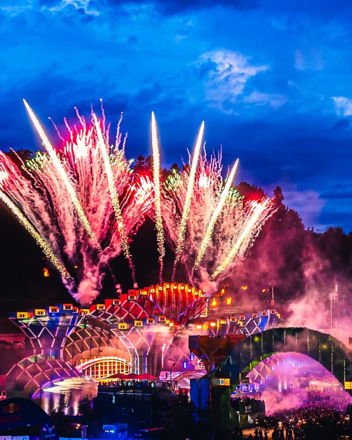 Opening the festival with a bang! ๐ฅ Welcome to ๐๐น๐ฒ๐ฐ๐๐ฟ๐ถ๐ฐ ๐๐ผ๐๐ฒ ๐๐ฒ๐ (2/3)