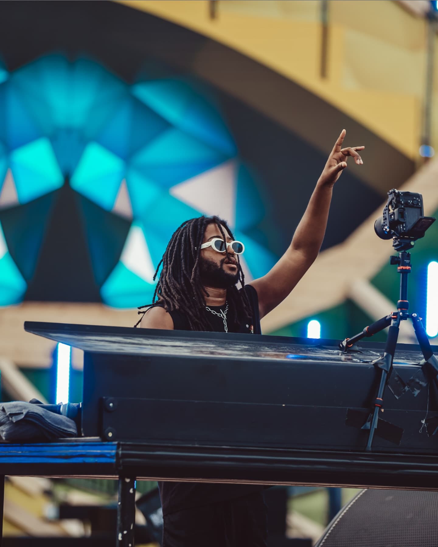 @austinmillz performing in the middle of the crowd π€―β€οΈβπ₯ Did you get up close (1/2)