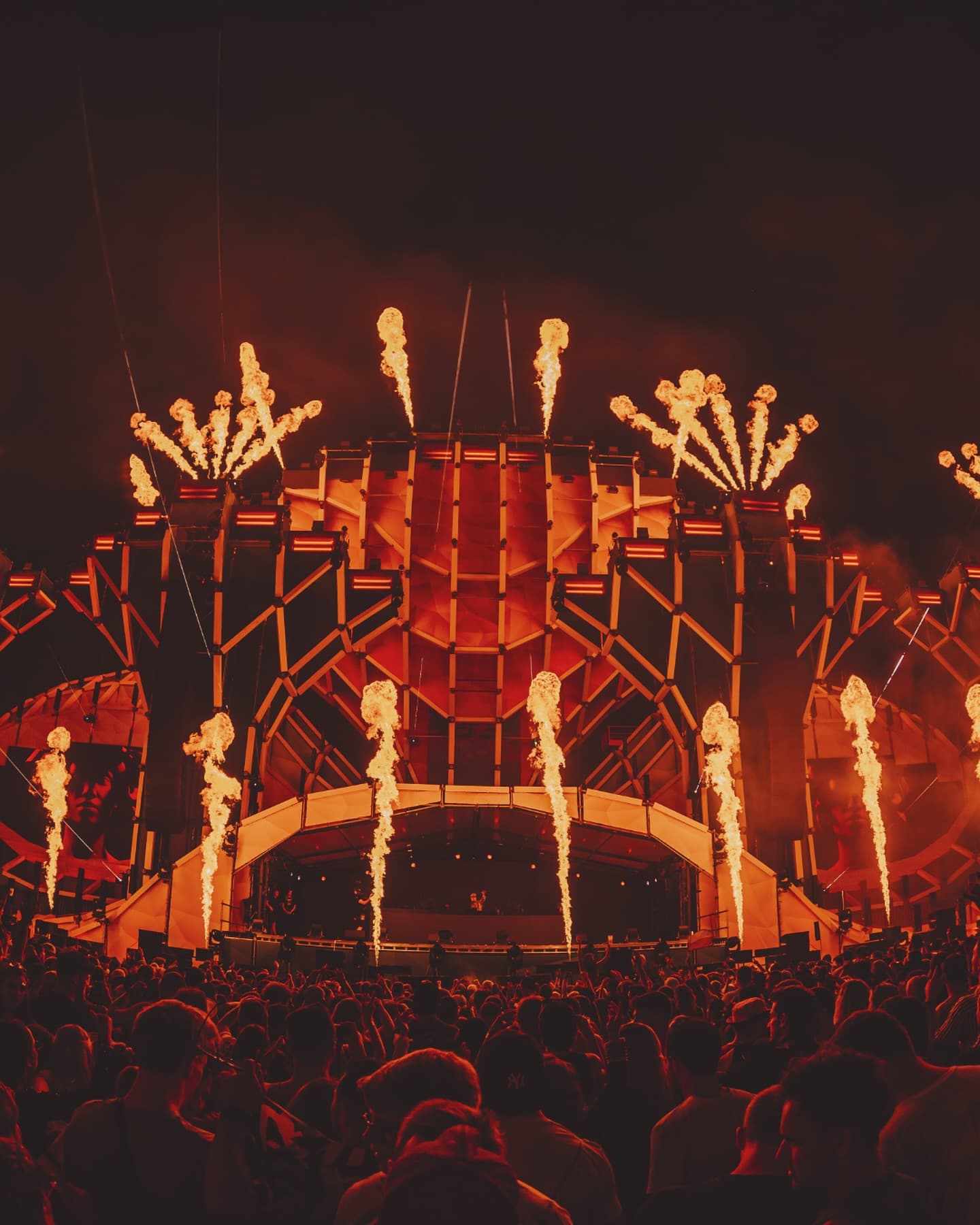 Mainstage craziness π Thank you for your incredible energy. Our love is limitle (1/6)