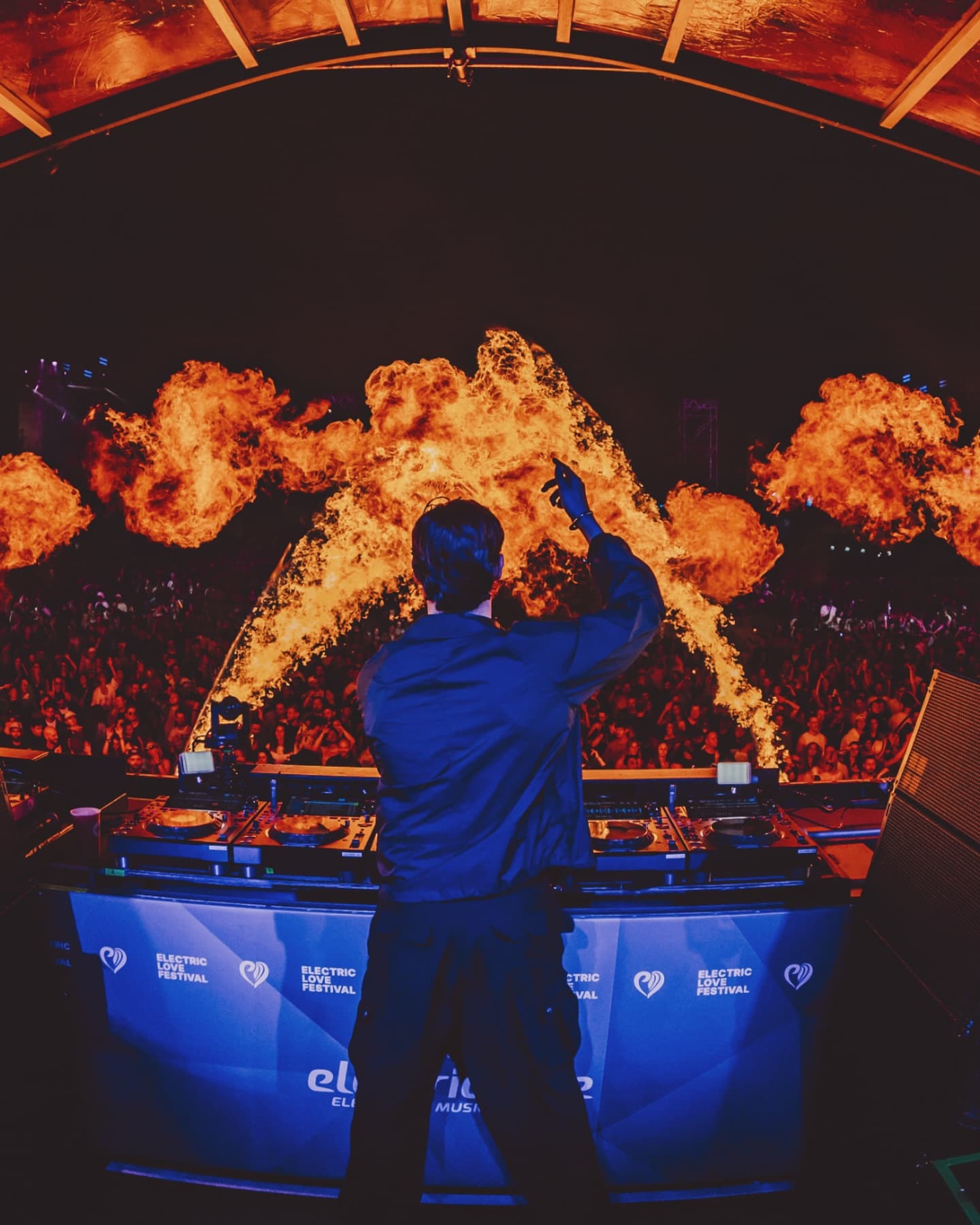 Mainstage craziness π Thank you for your incredible energy. Our love is limitle (2/6)