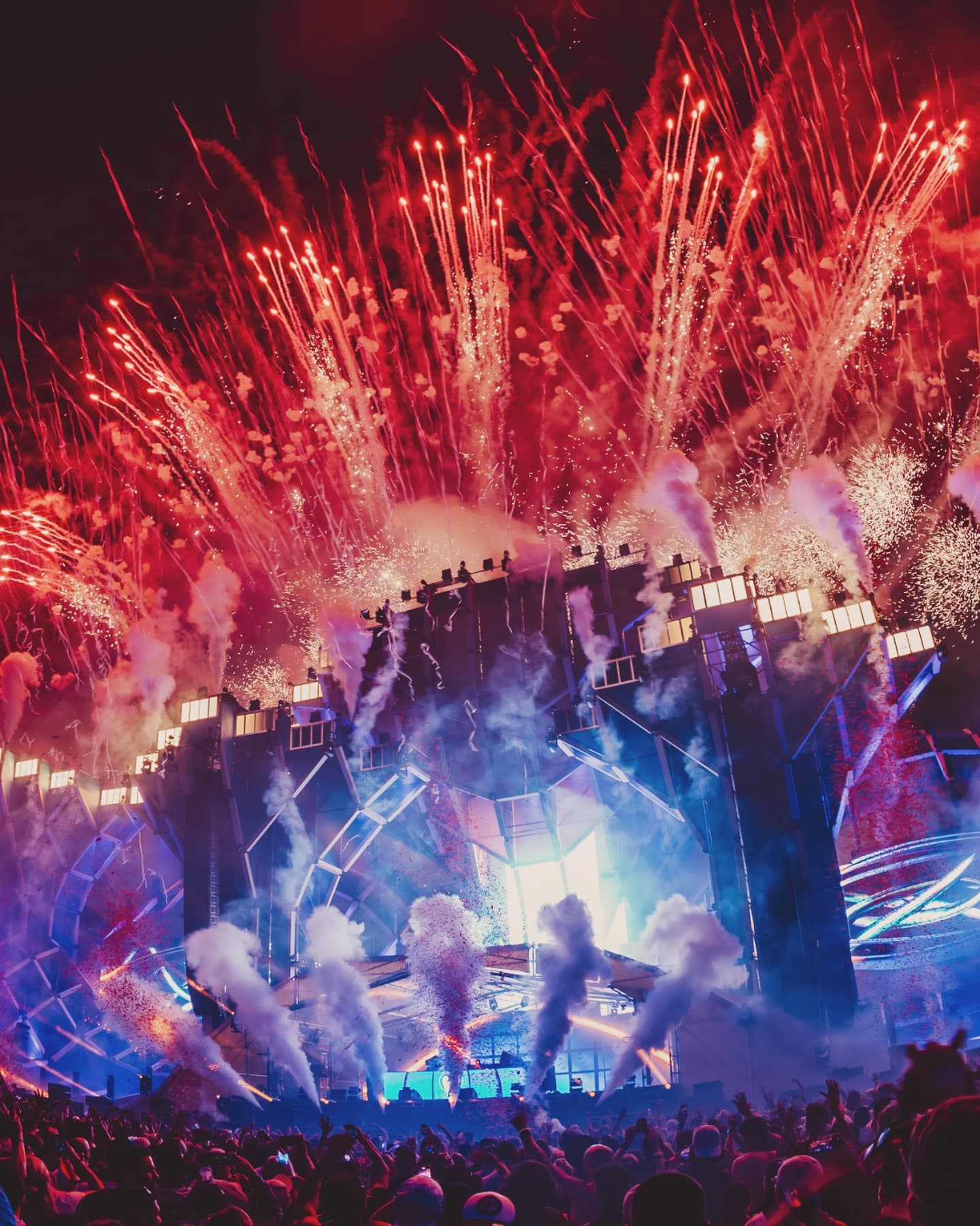 Mainstage craziness π Thank you for your incredible energy. Our love is limitle (3/6)