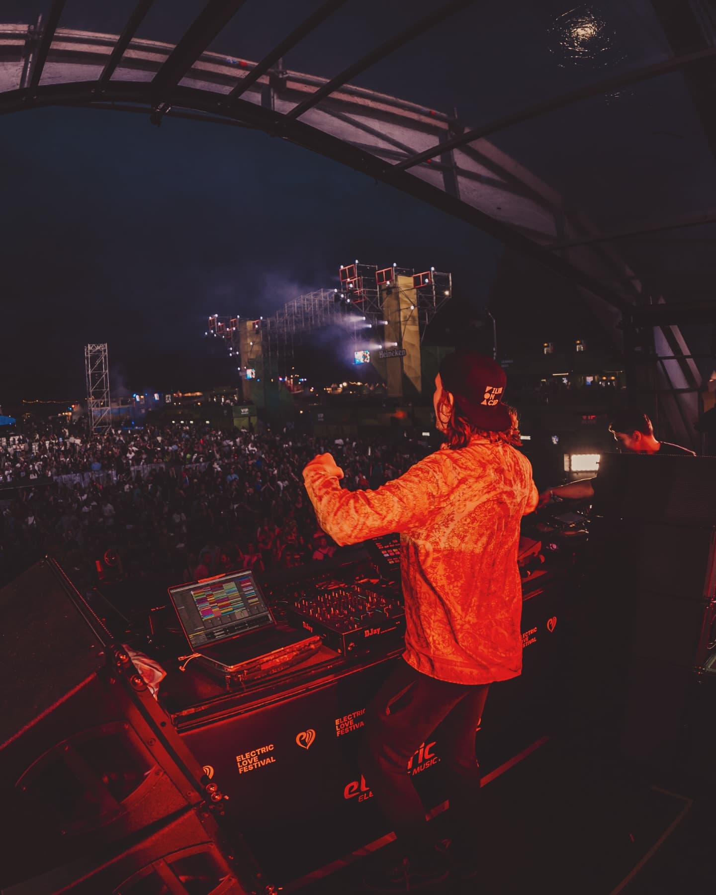 Mainstage craziness π Thank you for your incredible energy. Our love is limitle (4/6)