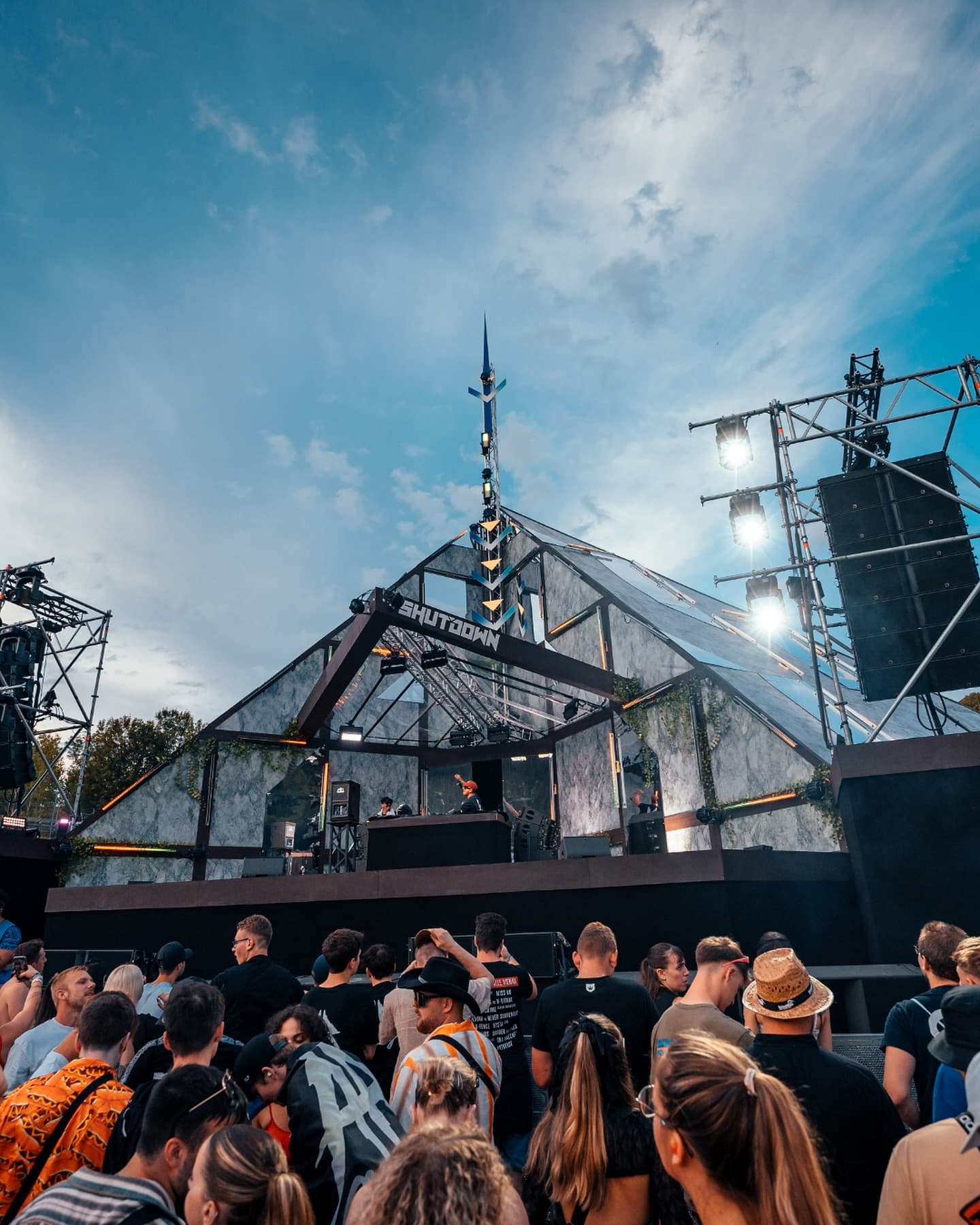 Where are our Shutdown Stage lovers at? π₯ (1/2)