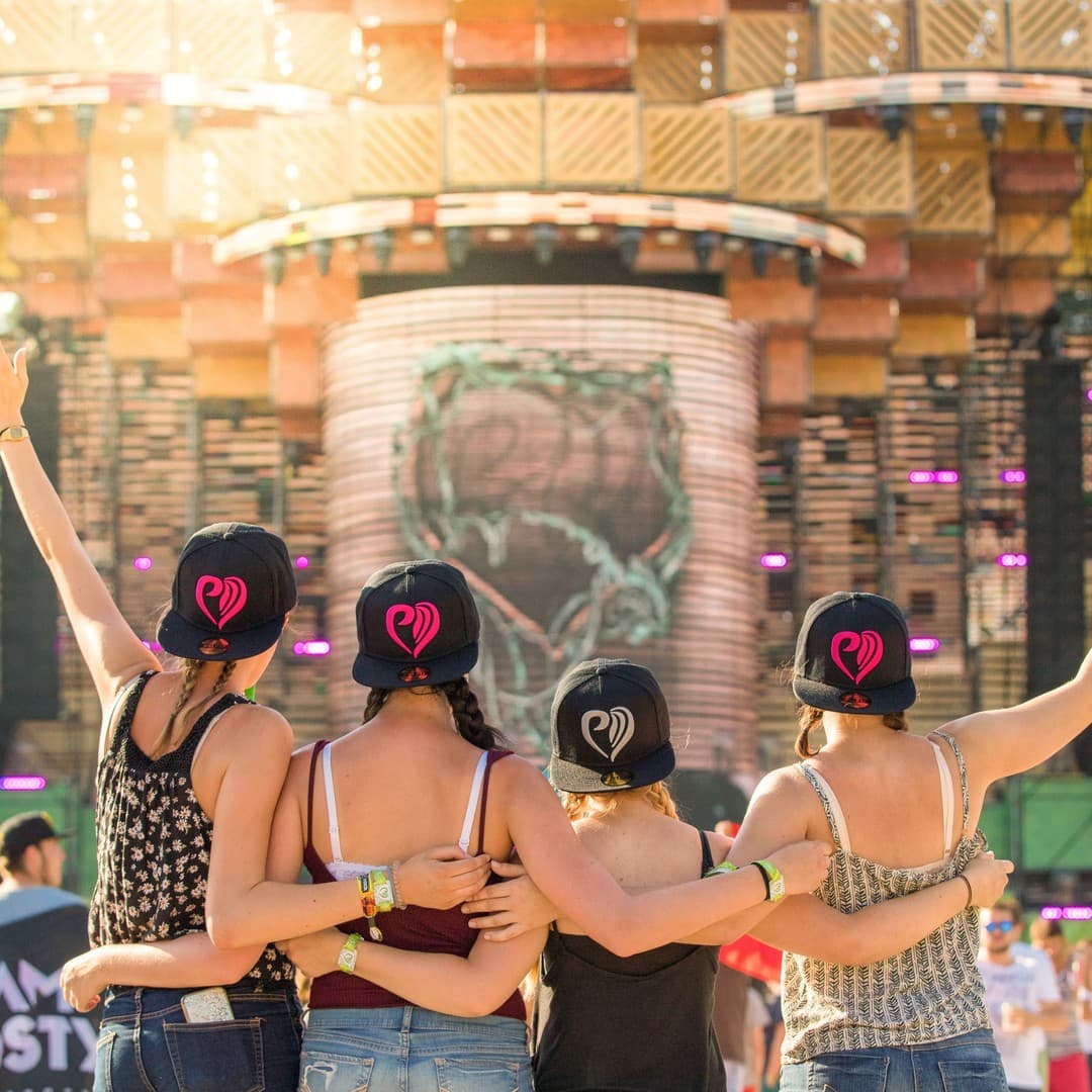 It's time to celebrate life together with our beloved ones! βοΈππΊ Let's create (1/5)
