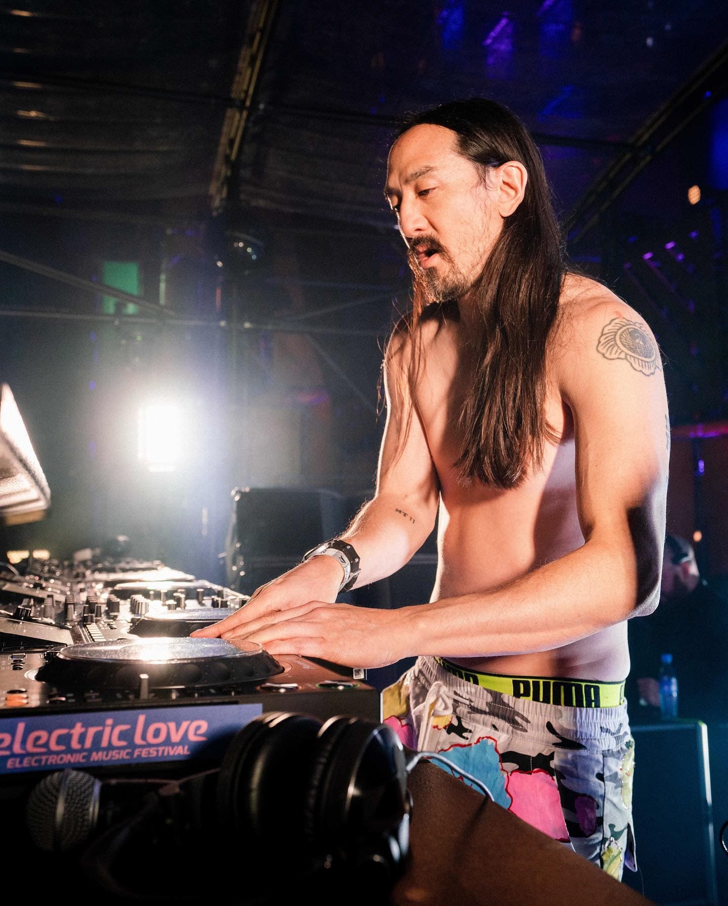 Celebrating to the beat of @steveaoki & @arminvanbuuren π Can you feel the buzz (1/2)