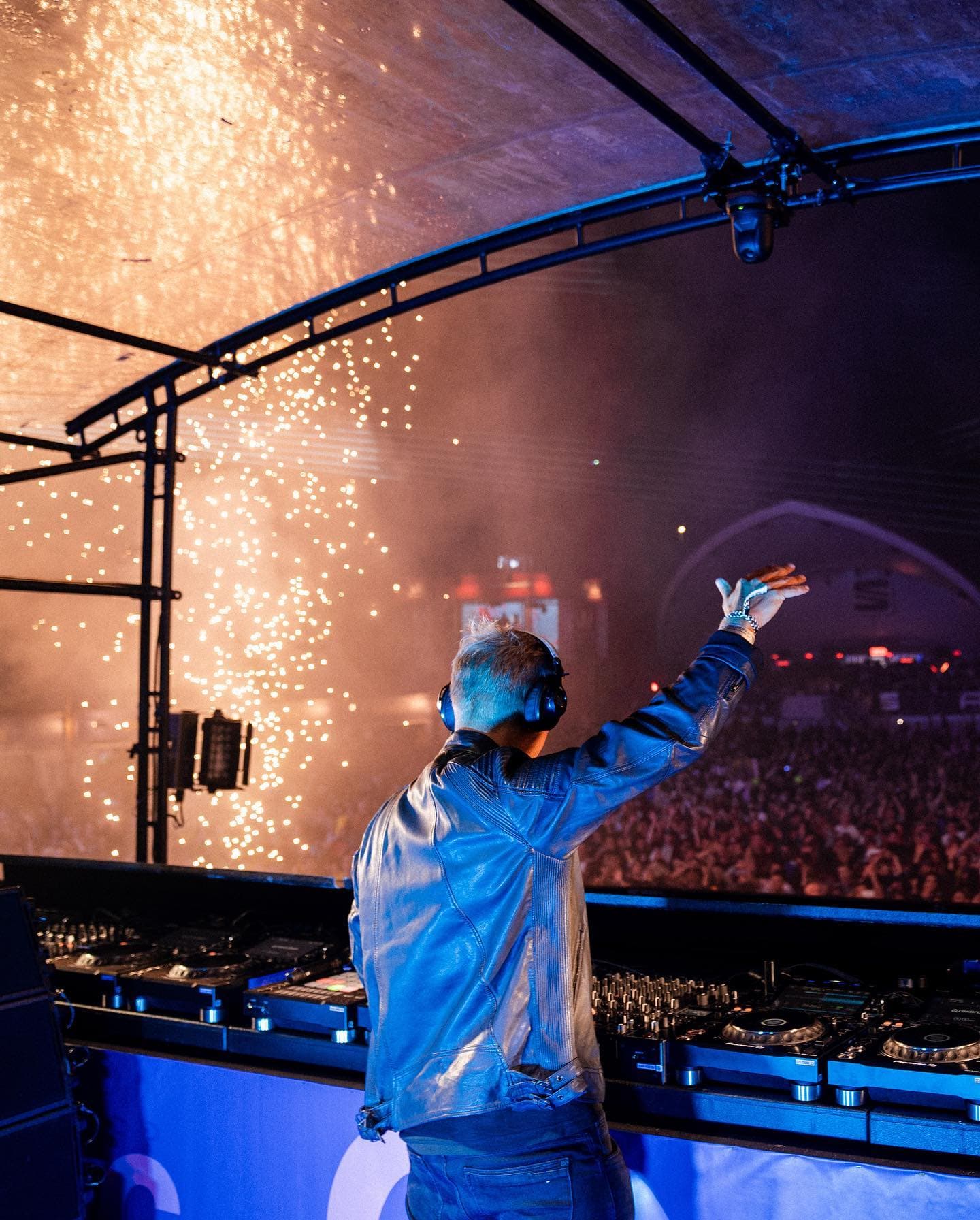 Celebrating to the beat of @steveaoki & @arminvanbuuren π Can you feel the buzz (2/2)
