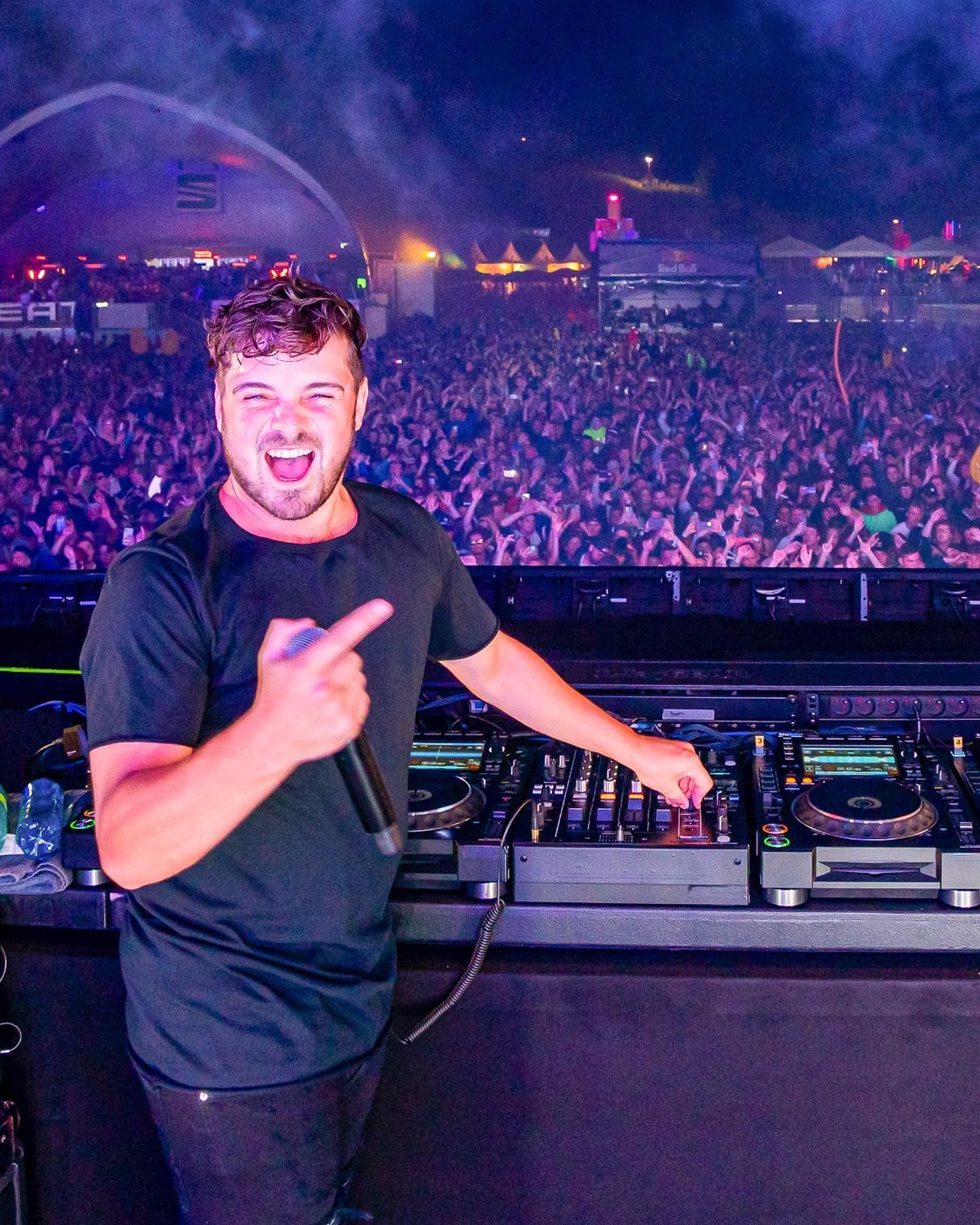 @martingarrix at ❤️❤️❤️ with an incredible set. Thank you! 🔥 (1/3)