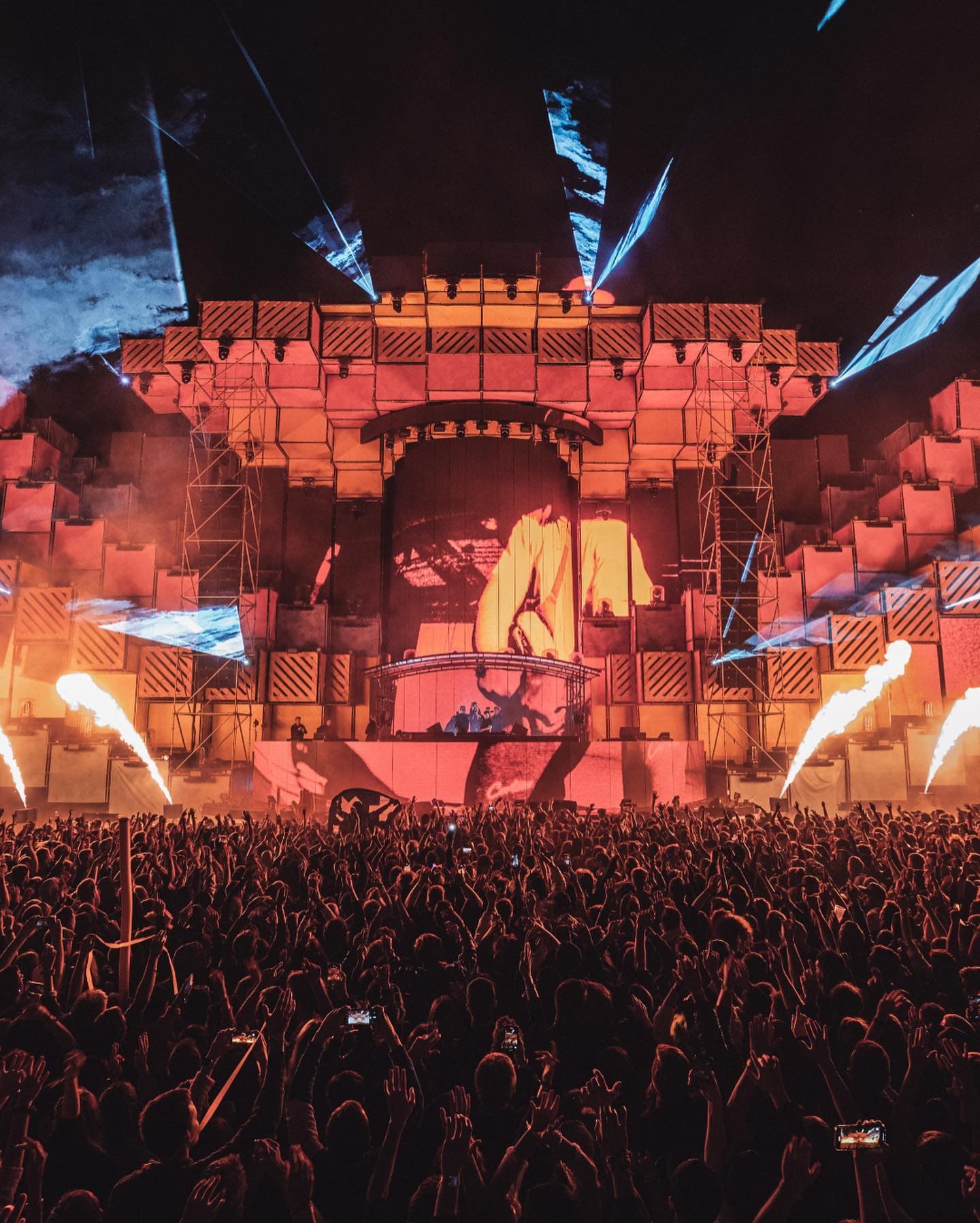 @martingarrix at ❤️❤️❤️ with an incredible set. Thank you! 🔥 (3/3)