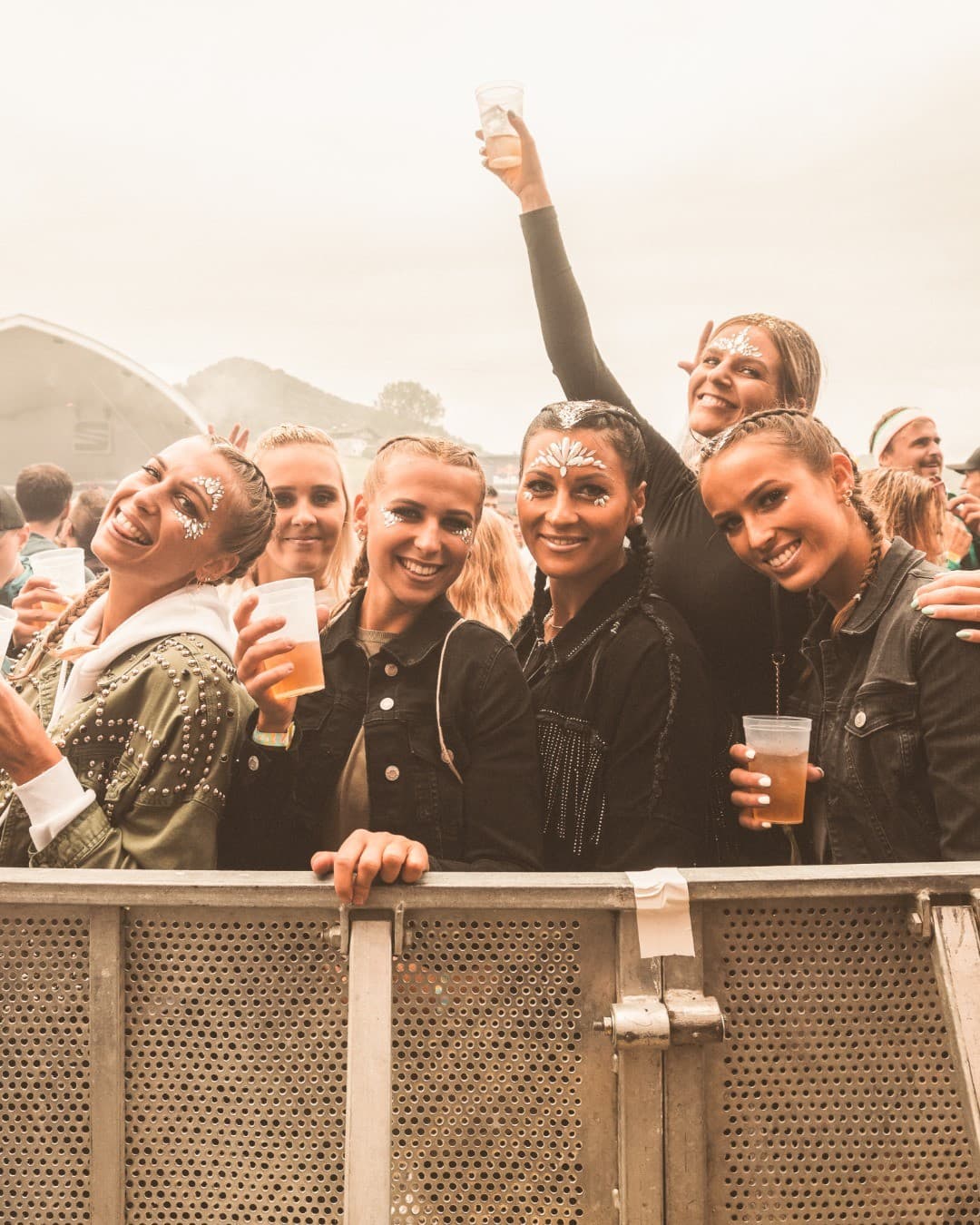 π Finally, happy people at the Grounds of Love again. Even the rain could not s (1/5)