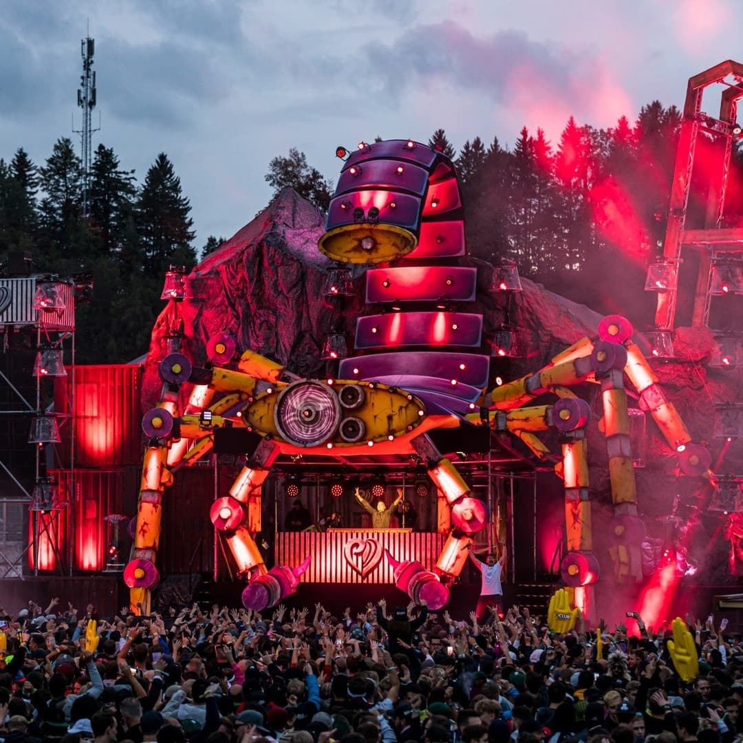 There ain't no good festival without HARDSYTLE! π₯ Where are our friends of the