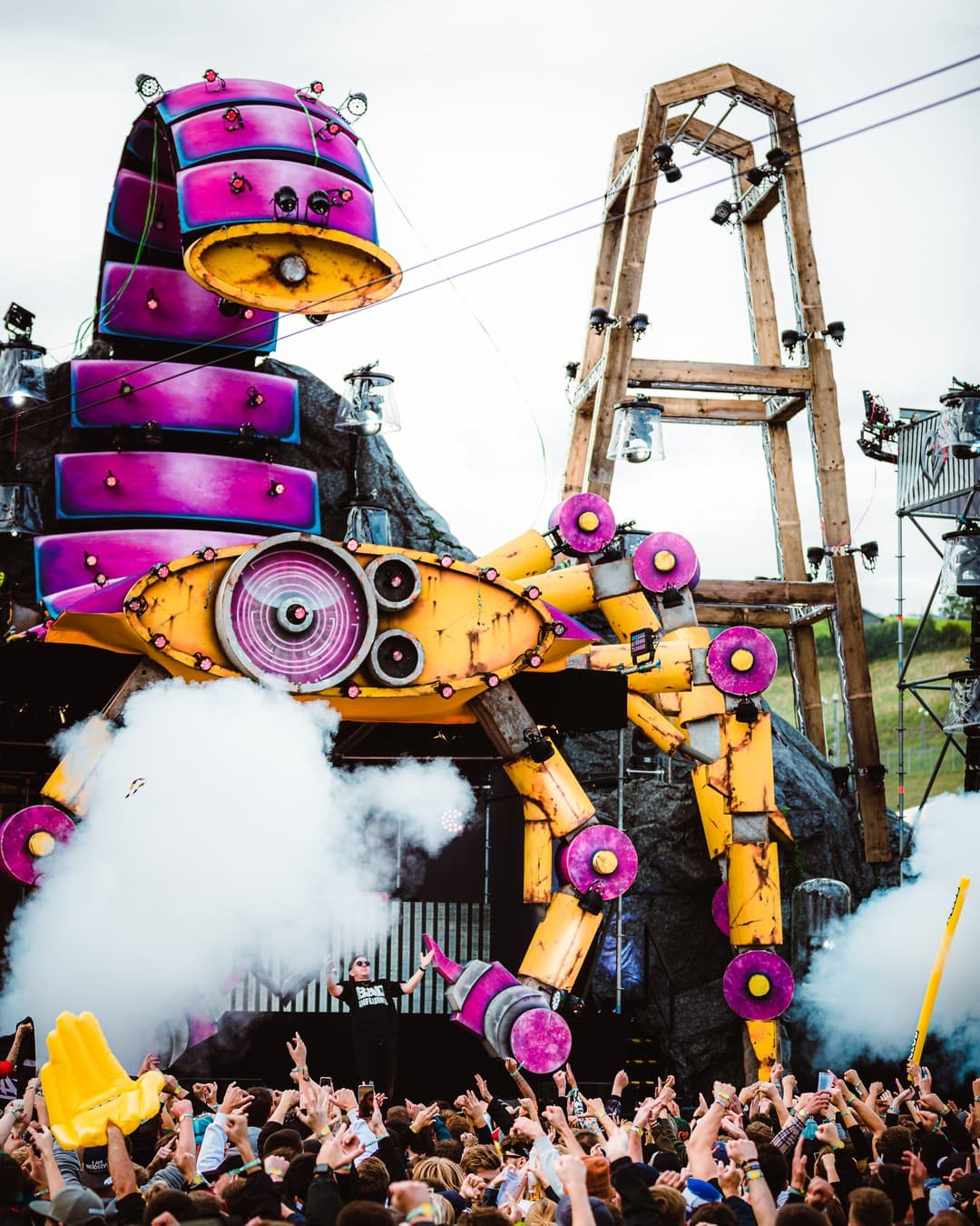 In the claws of the scorpion! ππͺ Where is our hardstyle army?π₯ (2/5)