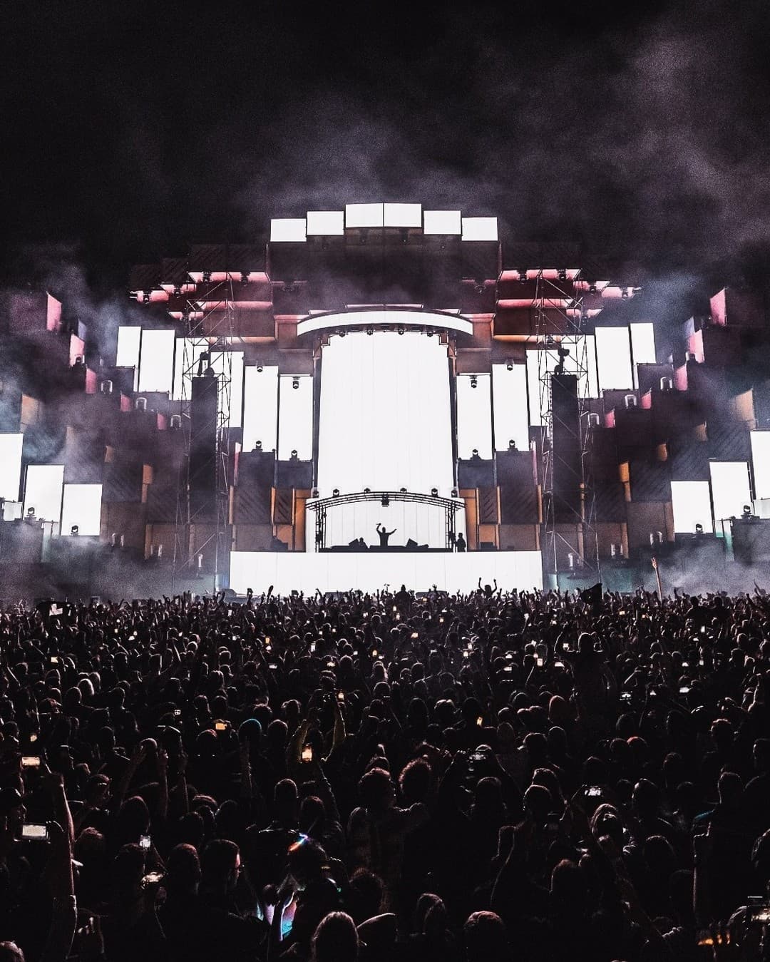 @martingarrix Garrix turning the mainstage into a big fete blanche β¬οΈπ₯