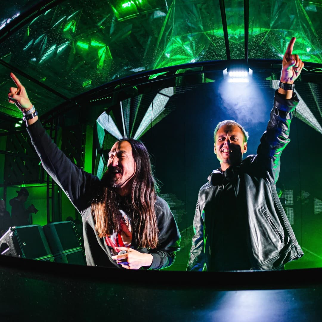 What's better than dancing into the night together with your friends? ππ We mi (2/3)