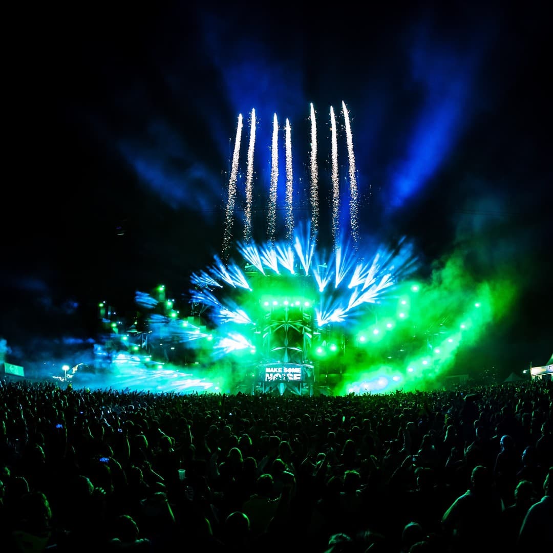 What's better than dancing into the night together with your friends? ππ We mi (3/3)