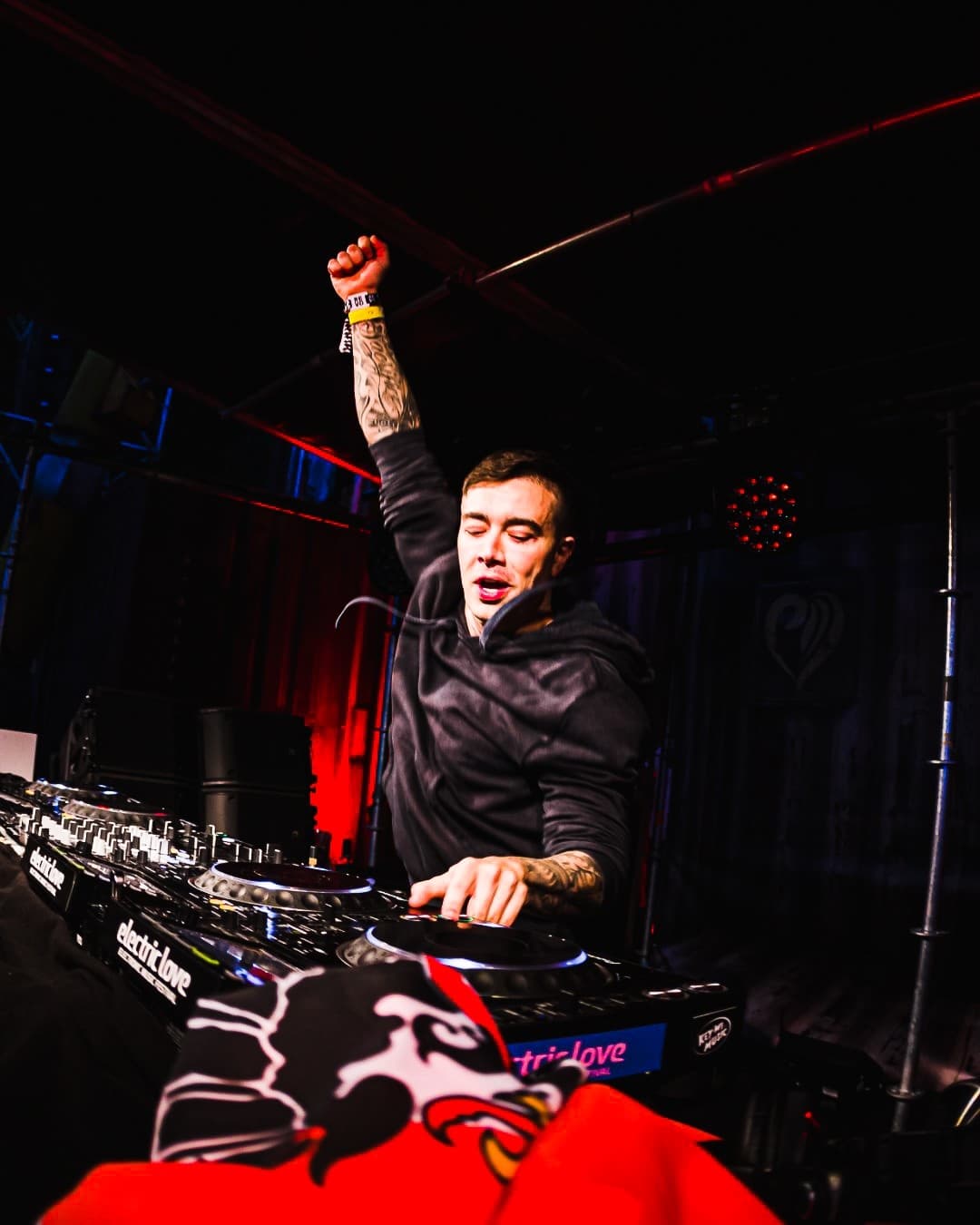 @headhunterz in all his glory! ππΌπ₯ (2/2)