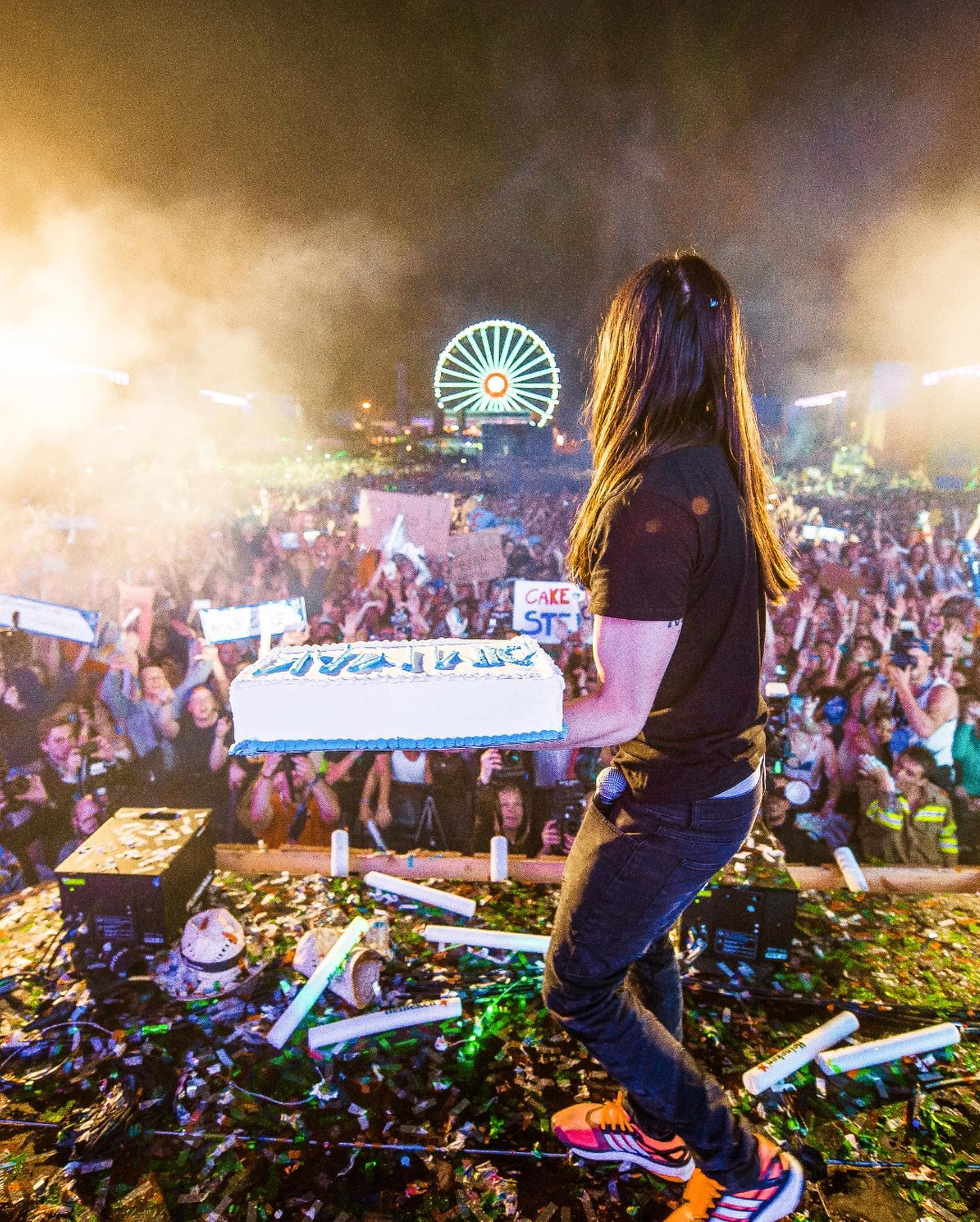 Who wants to be caked by @steveaoki ? ππ»ββοΈπ (1/2)