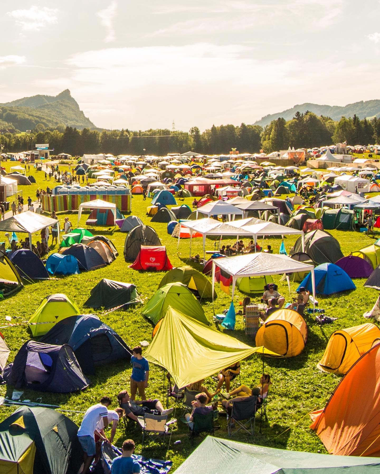 Anything better than chillin‘ on the campsite with friends and beer? Don‘t think (1/2)
