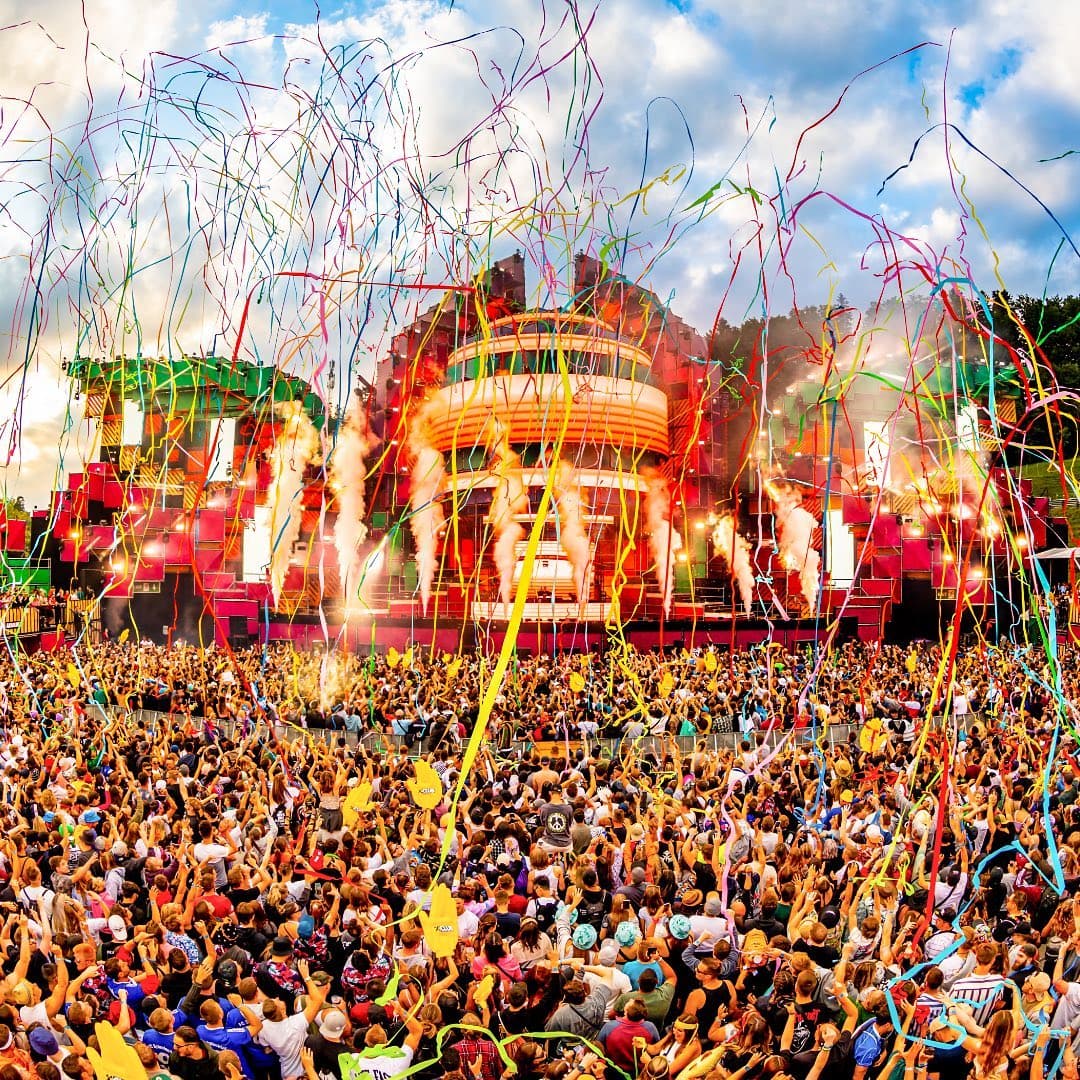 Swipe to spread the confetti! ππ was legendary, ready for our 10th anni (2/2)