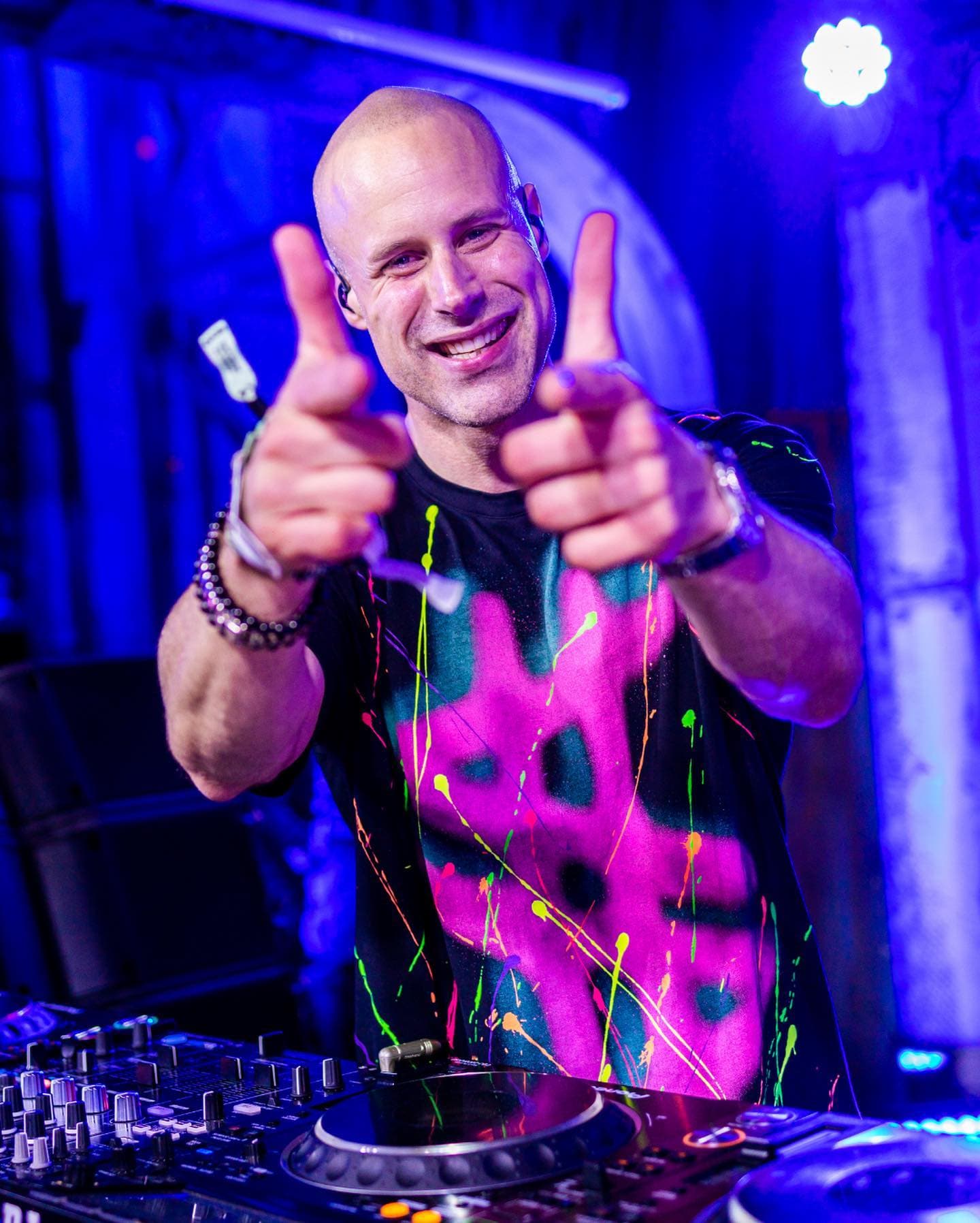 Ran-D premiering this yearโs @shutdownfestivalaut anthem during his legendary pe (1/2)