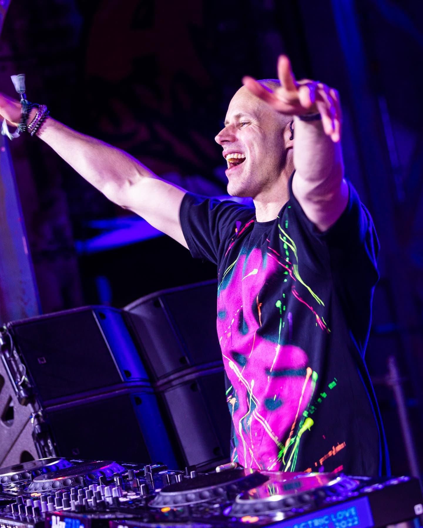 Ran-D premiering this yearโs @shutdownfestivalaut anthem during his legendary pe (2/2)