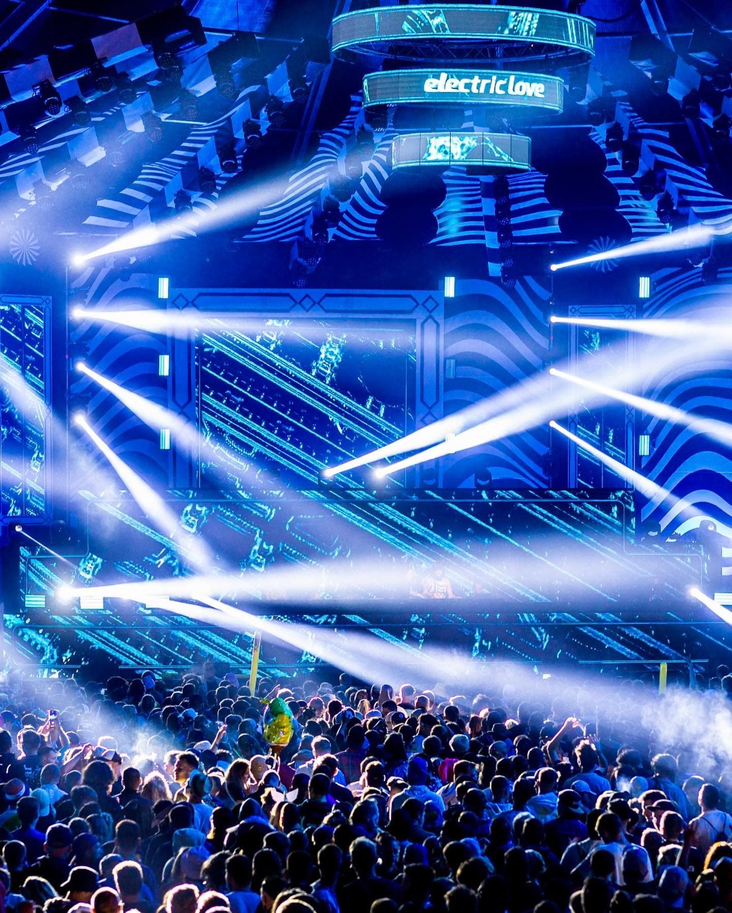 Black & white concept for this years Club Circus stage ended up pretty good. We (1/2)