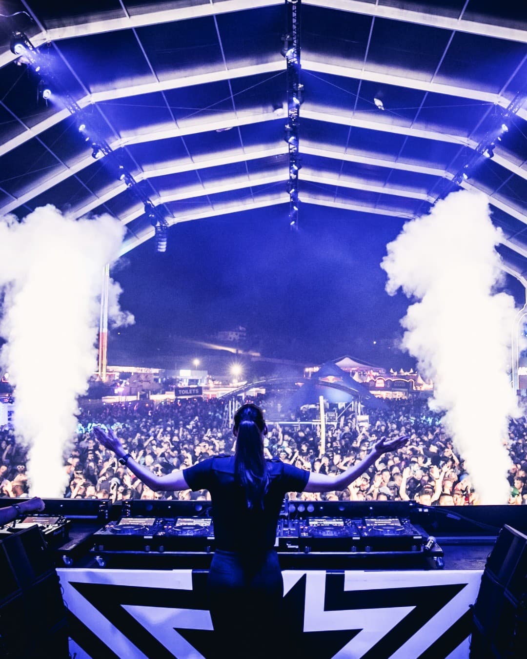 Massive girlpower at the Club Circus Stage ๐ฎโ๐จ