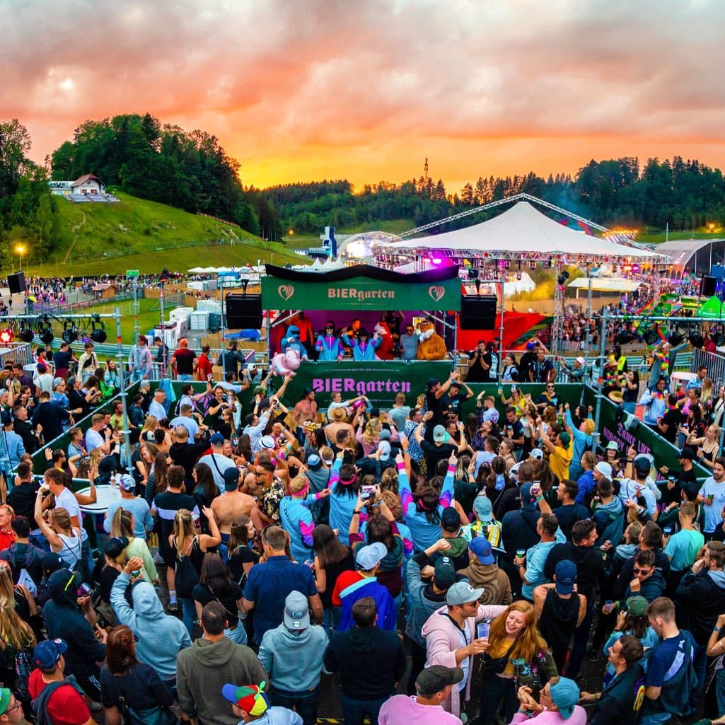Where Austrian culture meets EDM π» Not even a stage but still fully crowded - t