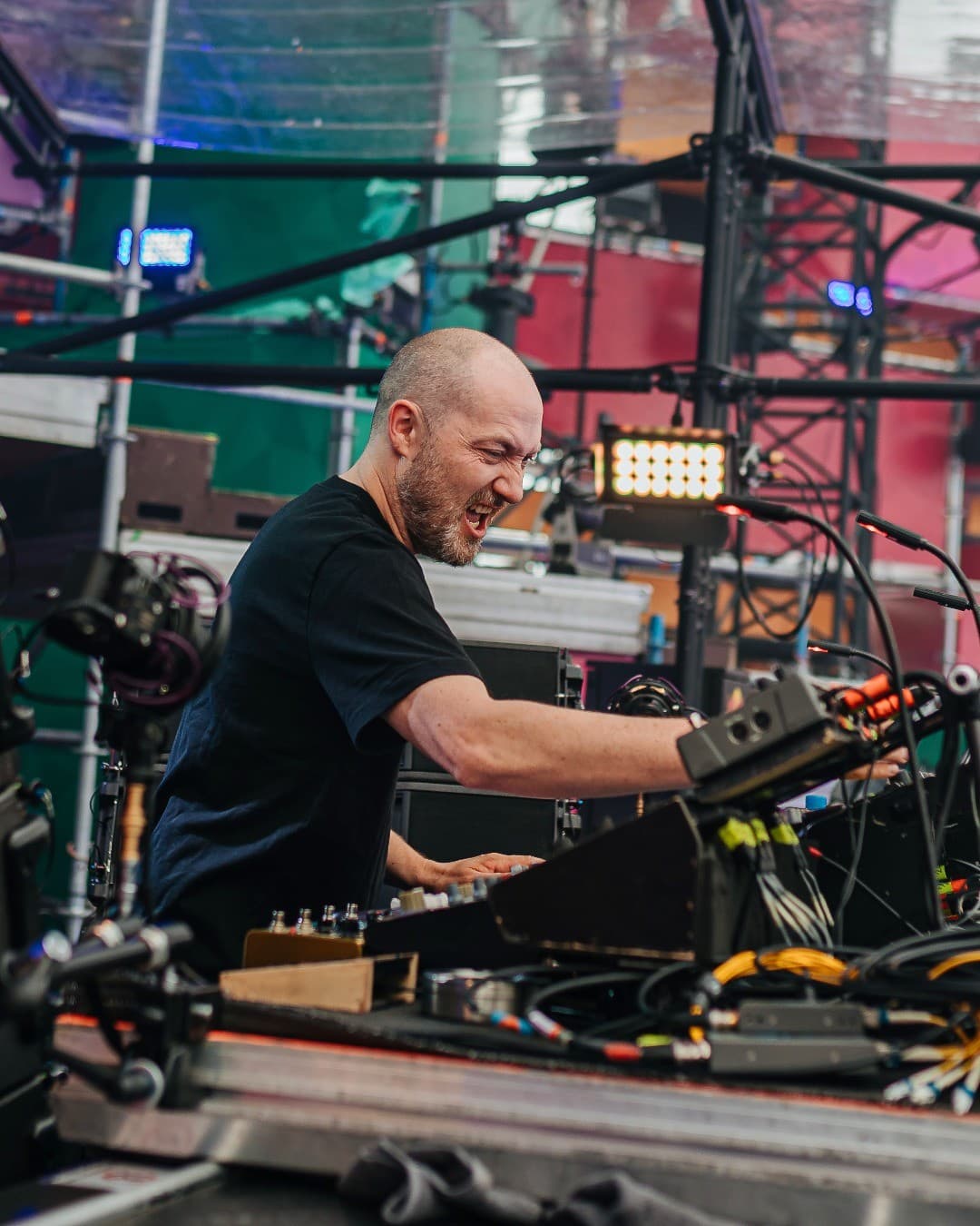 There are no turntables to be seen during his set. Live mixing and his self prod (1/3)