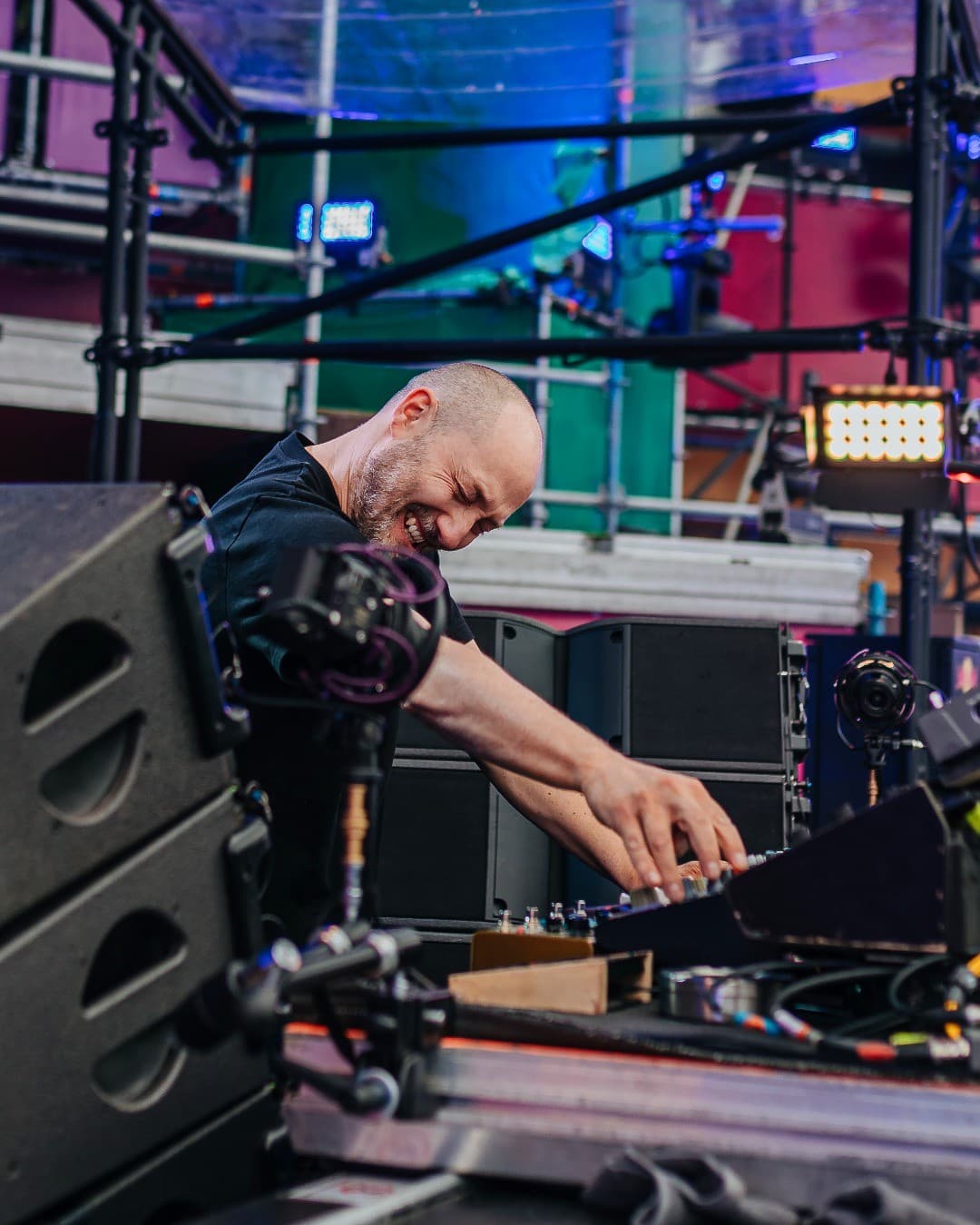 There are no turntables to be seen during his set. Live mixing and his self prod (2/3)