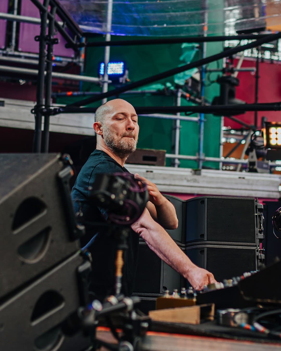 There are no turntables to be seen during his set. Live mixing and his self prod (3/3)