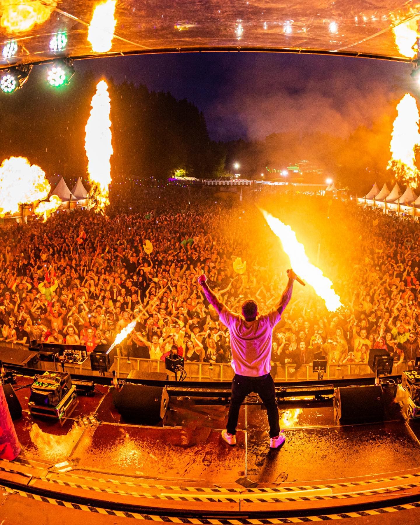 Heating up the Hard Dance Factory with @headhunterz ๐ฎโ๐จ๐ฅ Tag a friend who has (2/3)