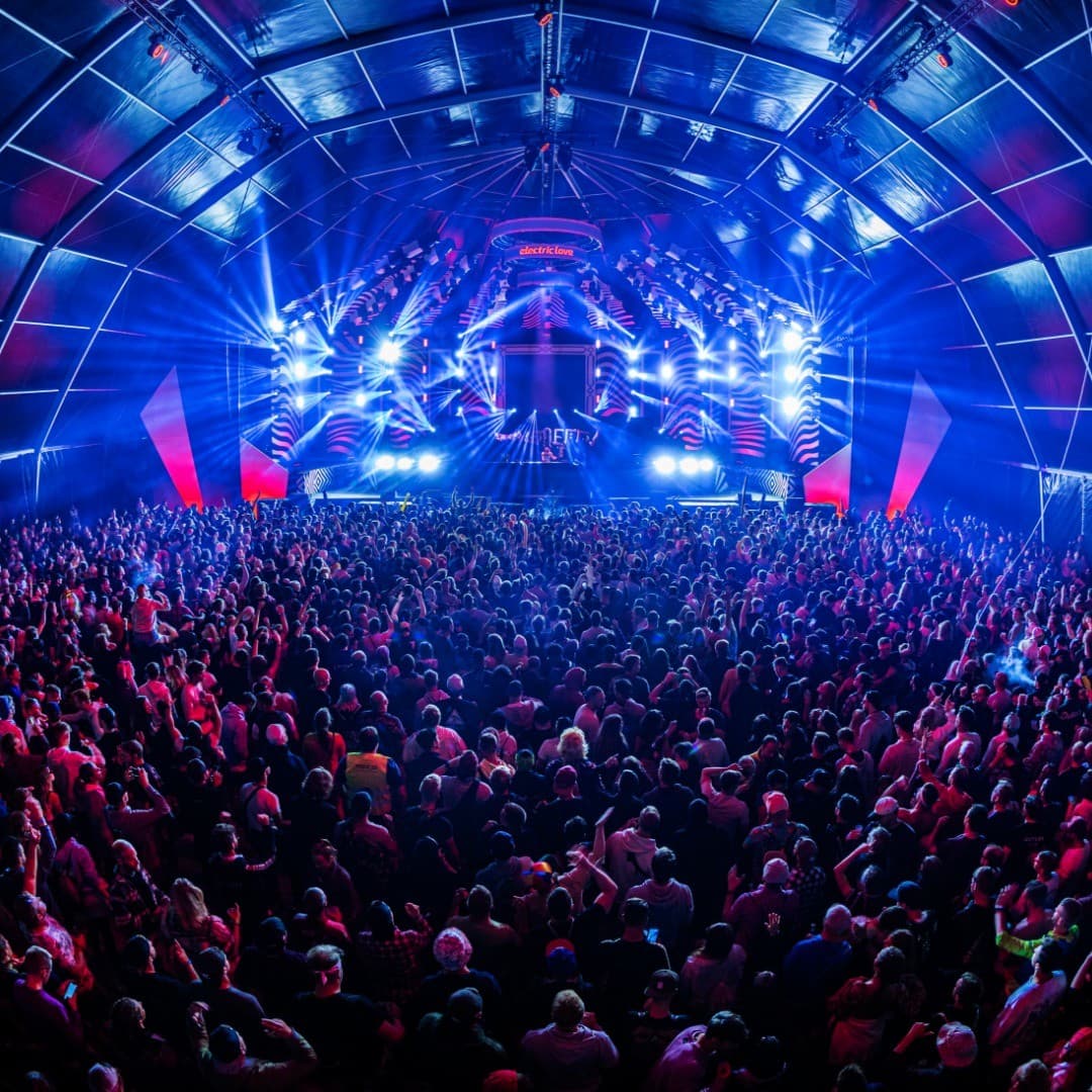 Lovers, are you ready for four days of massive partying at the Club Circus stage