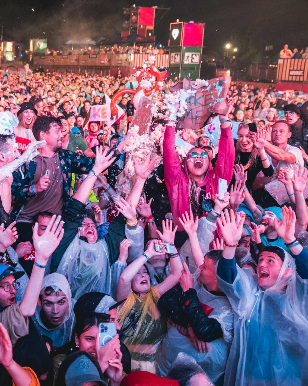 3β¦ 2β¦ 1β¦ CAKE π Look at all those happy faces π«Ά @steveaoki joins us again at o (2/5)