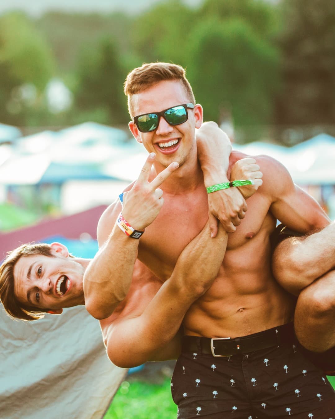 Enjoy the full festival experience and camp with your friends. Staying at the ca (1/3)