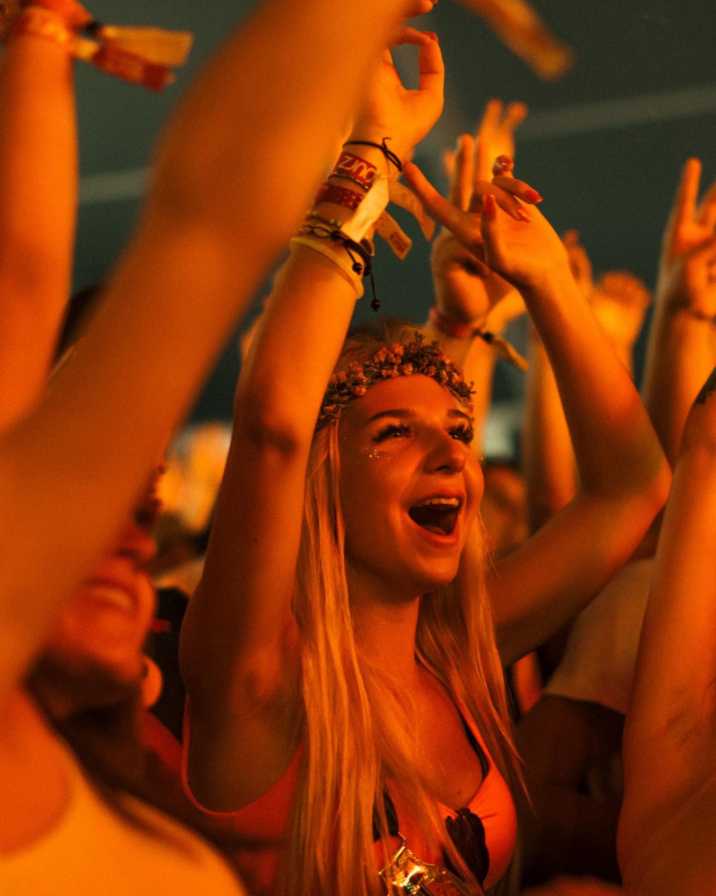 There's nothing like THIS feeling β€οΈβπ₯ Pure happiness in people's faces, flames (1/5)