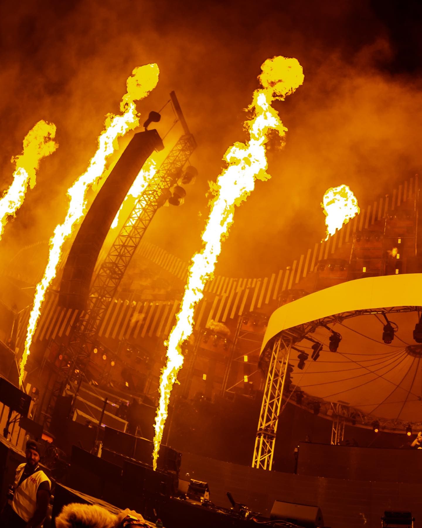 There's nothing like THIS feeling β€οΈβπ₯ Pure happiness in people's faces, flames (2/5)