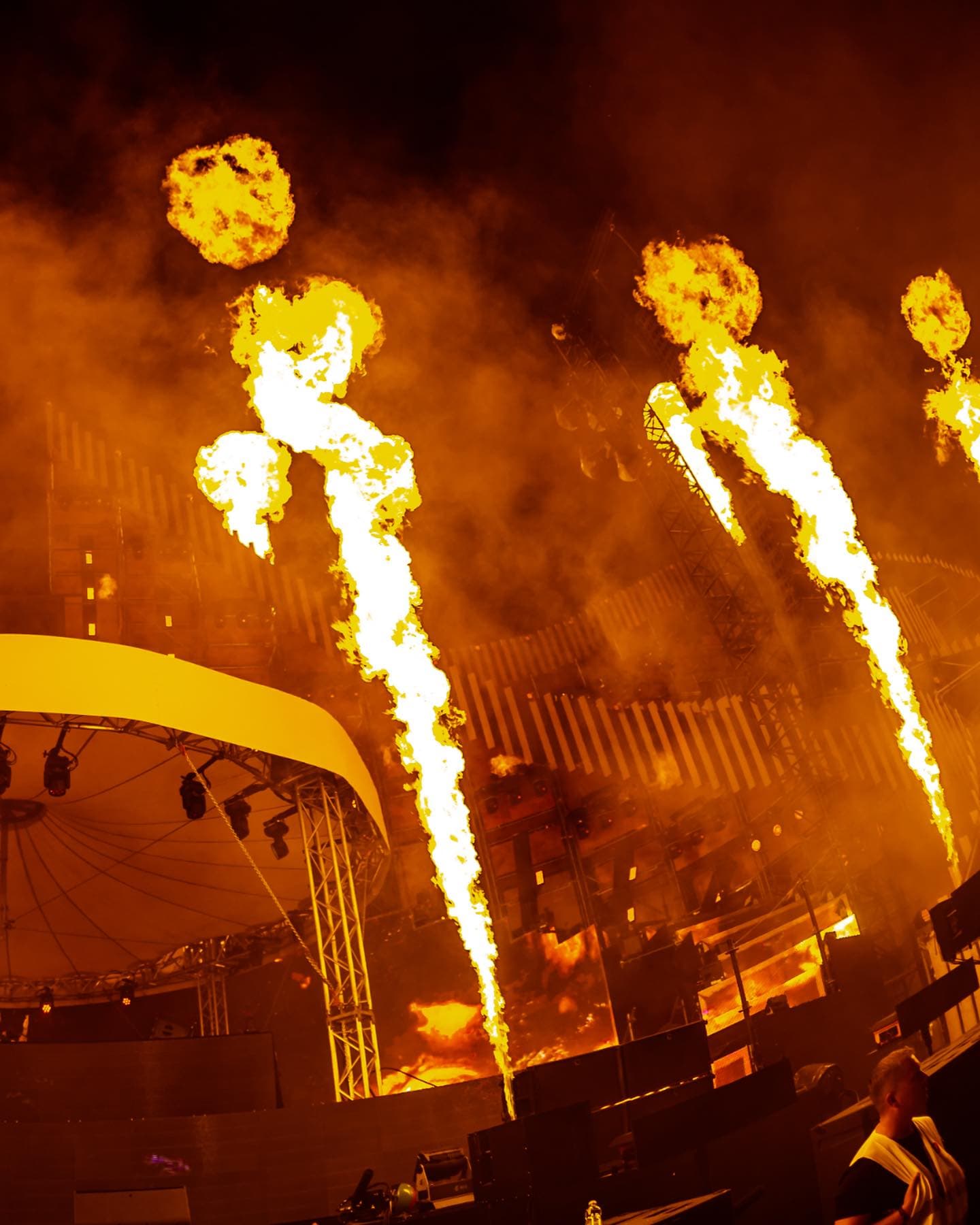 There's nothing like THIS feeling β€οΈβπ₯ Pure happiness in people's faces, flames (3/5)