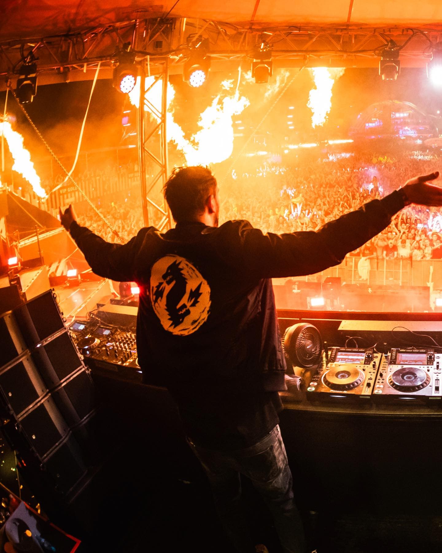 There's nothing like THIS feeling β€οΈβπ₯ Pure happiness in people's faces, flames (4/5)