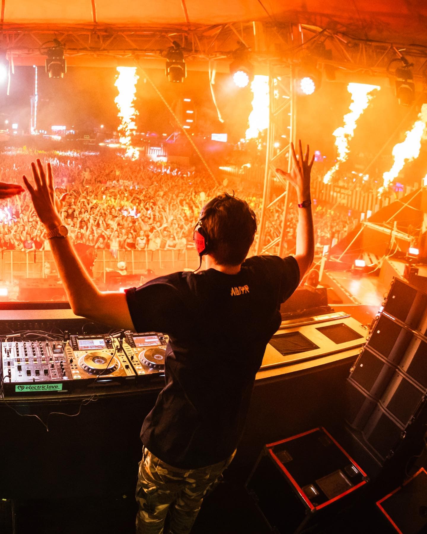 There's nothing like THIS feeling β€οΈβπ₯ Pure happiness in people's faces, flames (5/5)