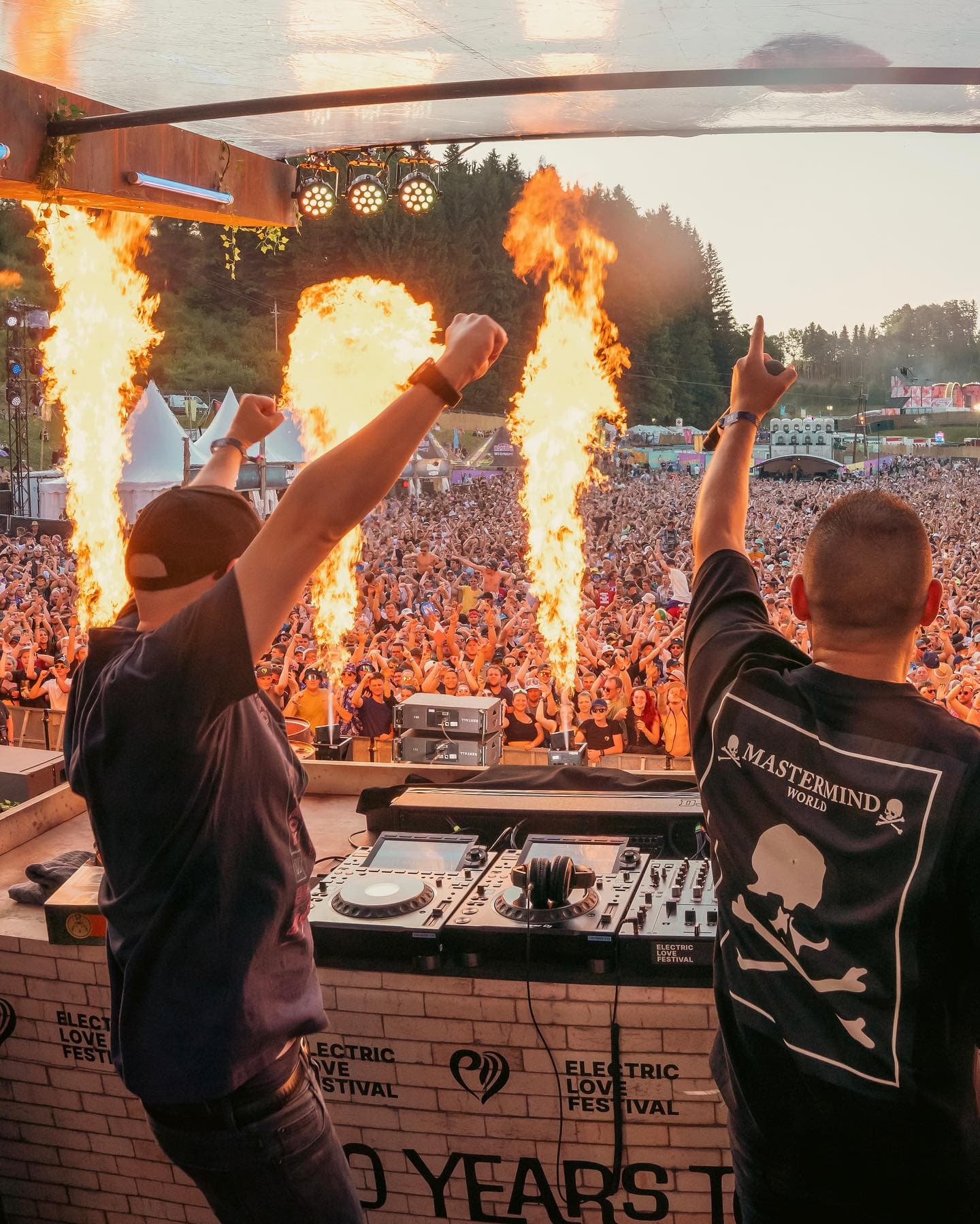 What an insane first day π₯ Further camping guests arrived, stages were crowded (1/6)