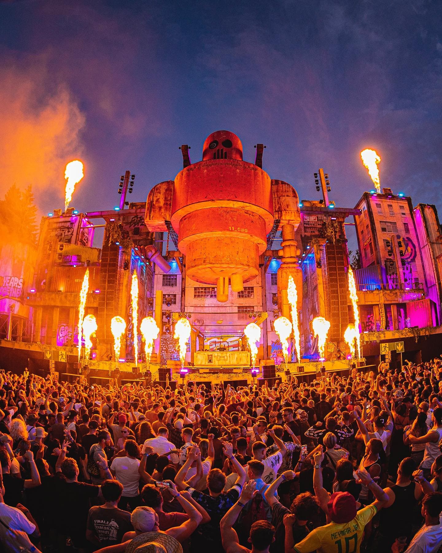 What an insane first day π₯ Further camping guests arrived, stages were crowded (5/6)