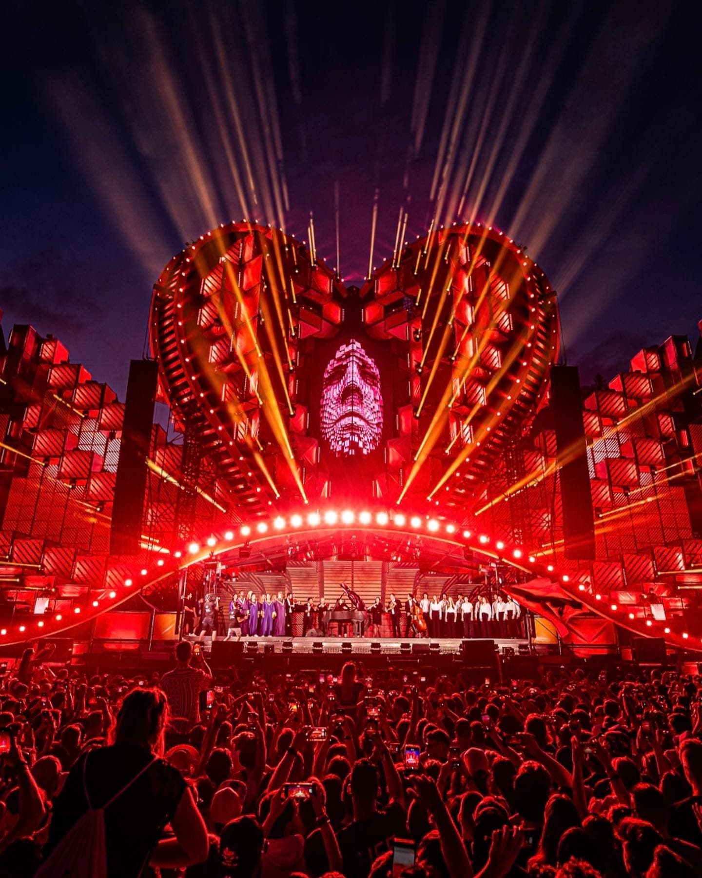 What an insane first day π₯ Further camping guests arrived, stages were crowded (6/6)