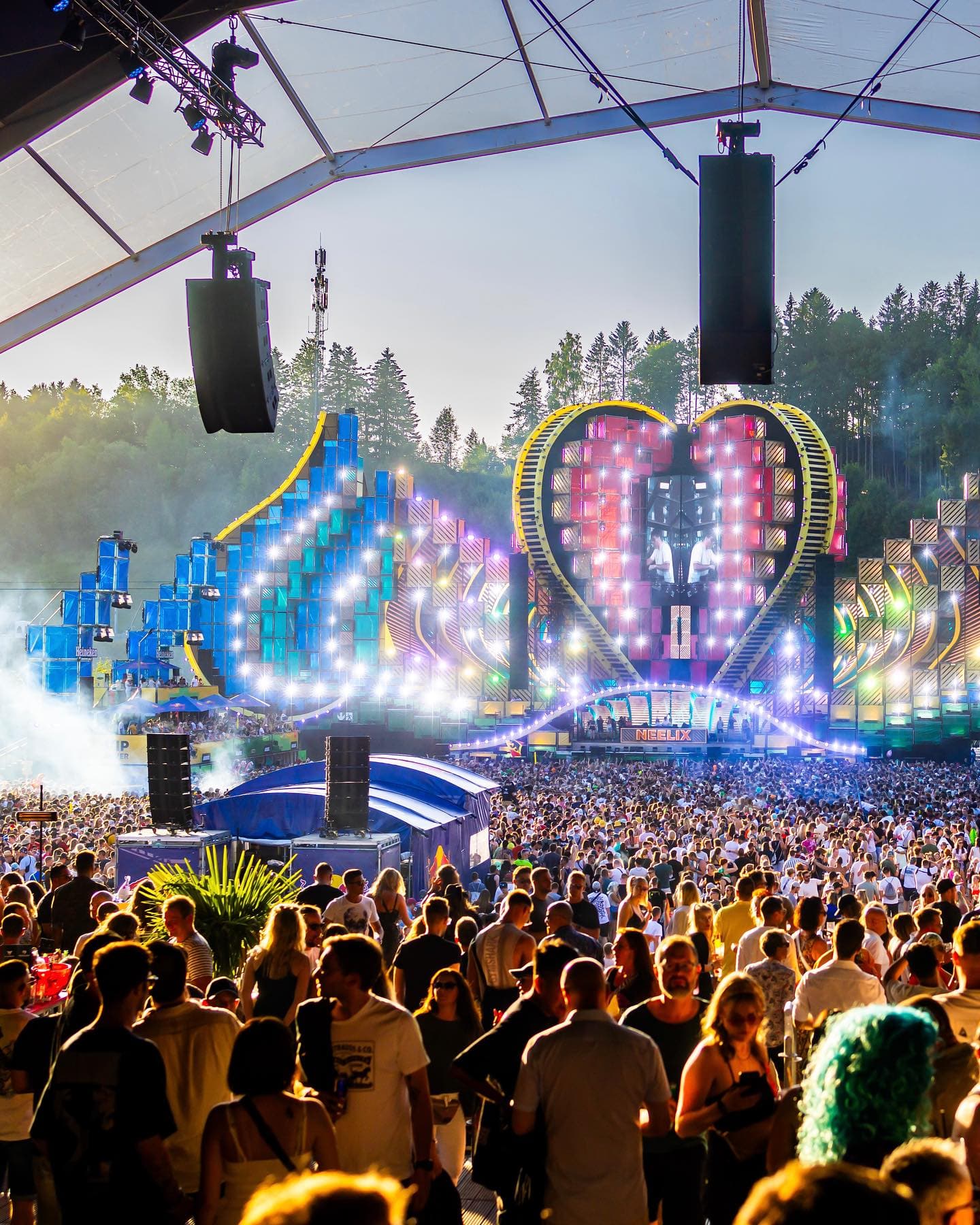 The final hours of have started. Let's soak up every last moment, dance l (2/4)