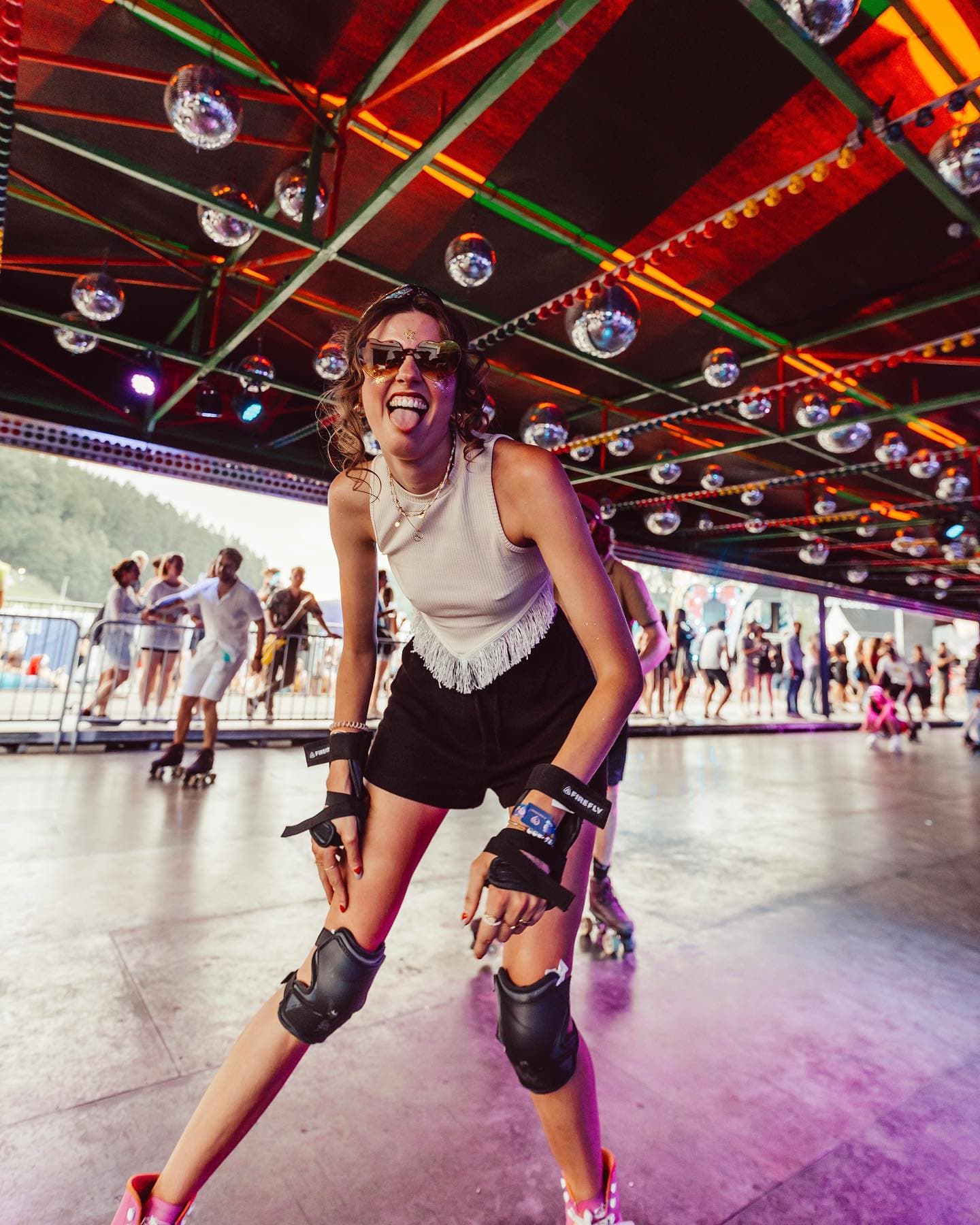 Roller skating and shaking off to 90s music - quite a nice combo πͺ©πΊ (2/2)