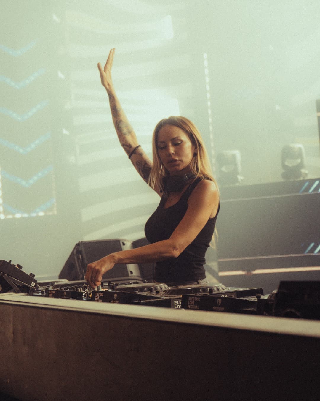 Dreamy nights and blurry lights with @deborahdeluca β€οΈβπ₯ (4/5)
