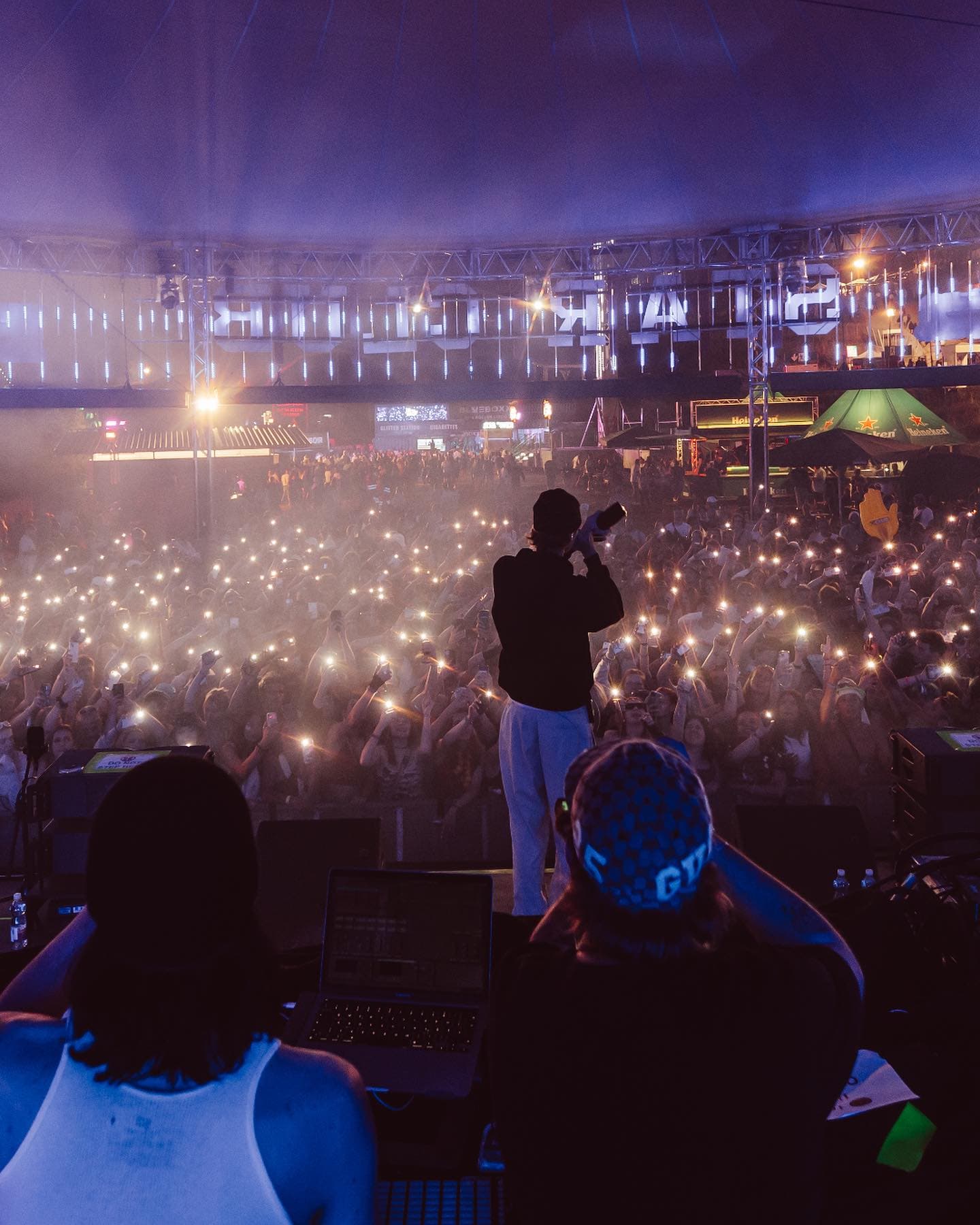 An endless seeming sea of lights for Makko. β€οΈβπ₯ How many can you spot? (2/2)