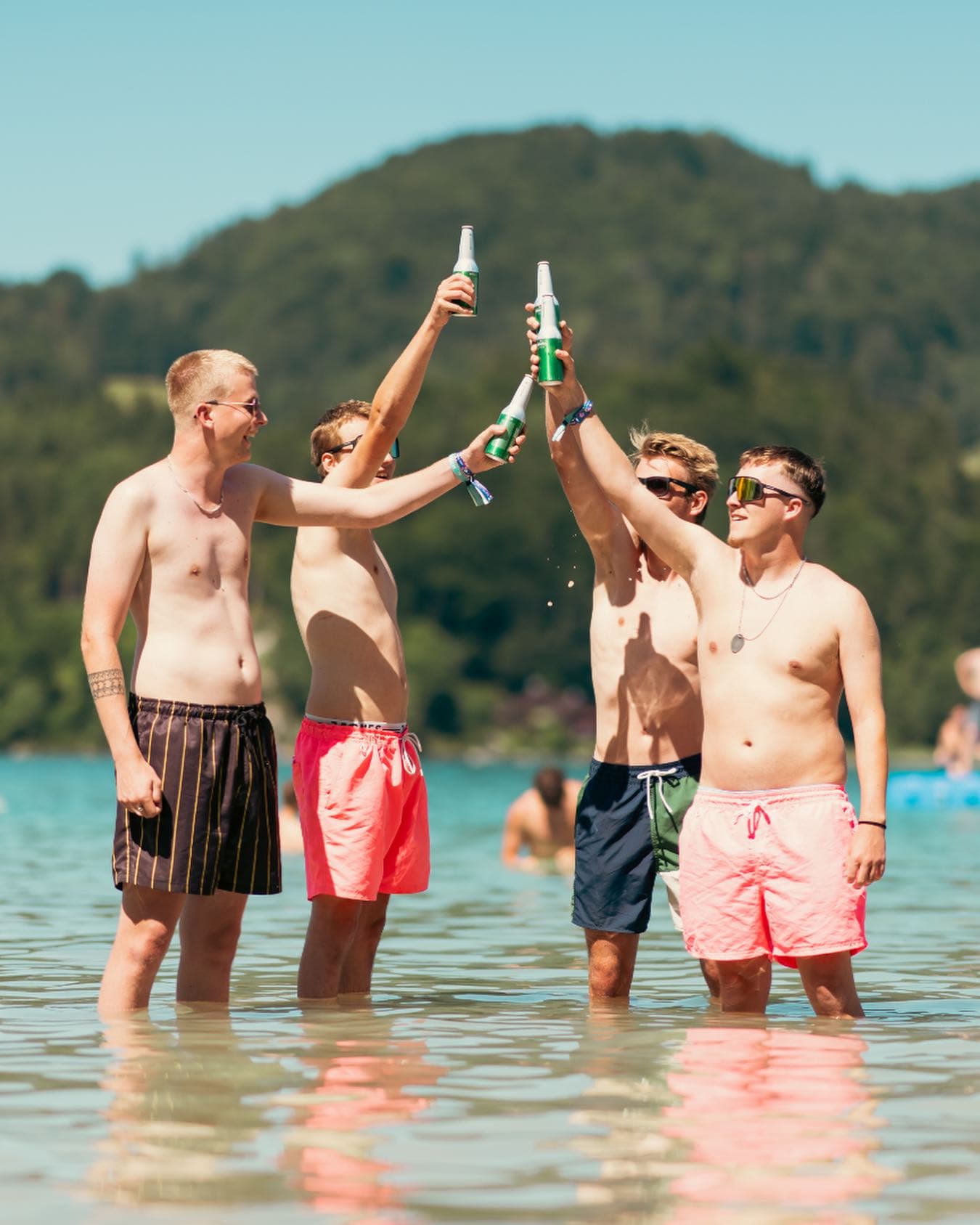 Hands up, cheers to the weekend ๐ฅณ๐ป (2/2)