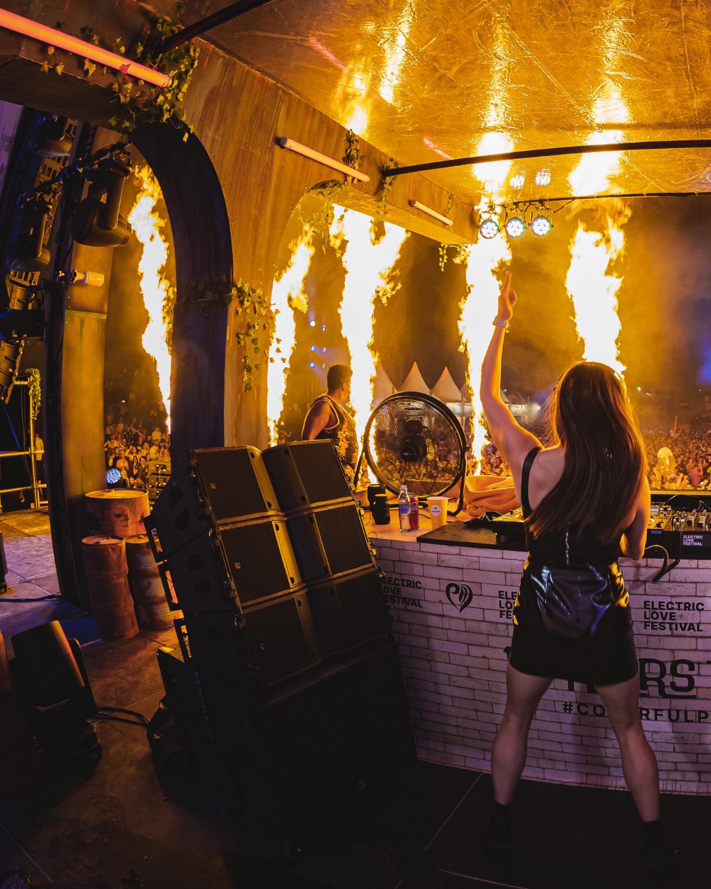 Miss K8 heating up the crowd to the max ๐ฎโ๐จ๐ฅ (1/3)